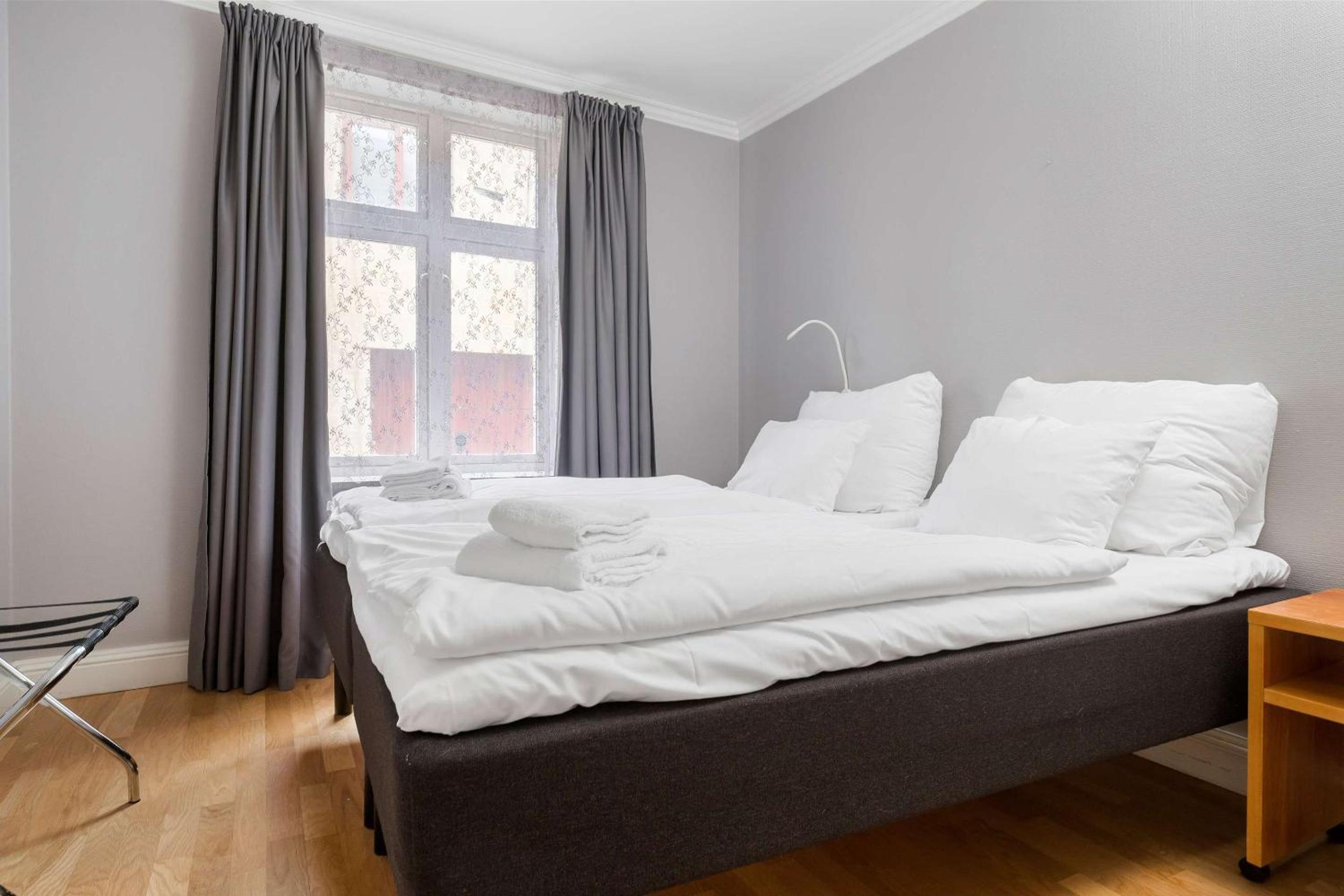Family Room with Two Single Beds - Non-Smoking - Photo 6