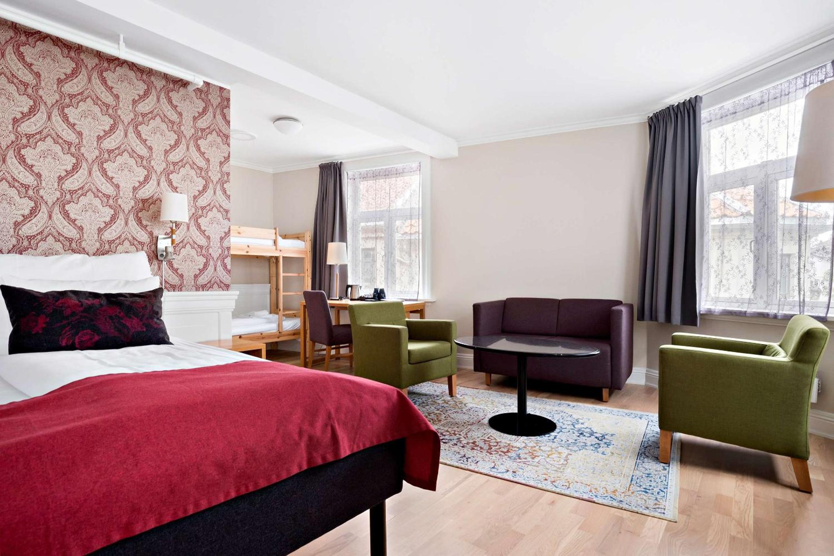 Family Room with Two Single Beds - Non-Smoking - Photo 1