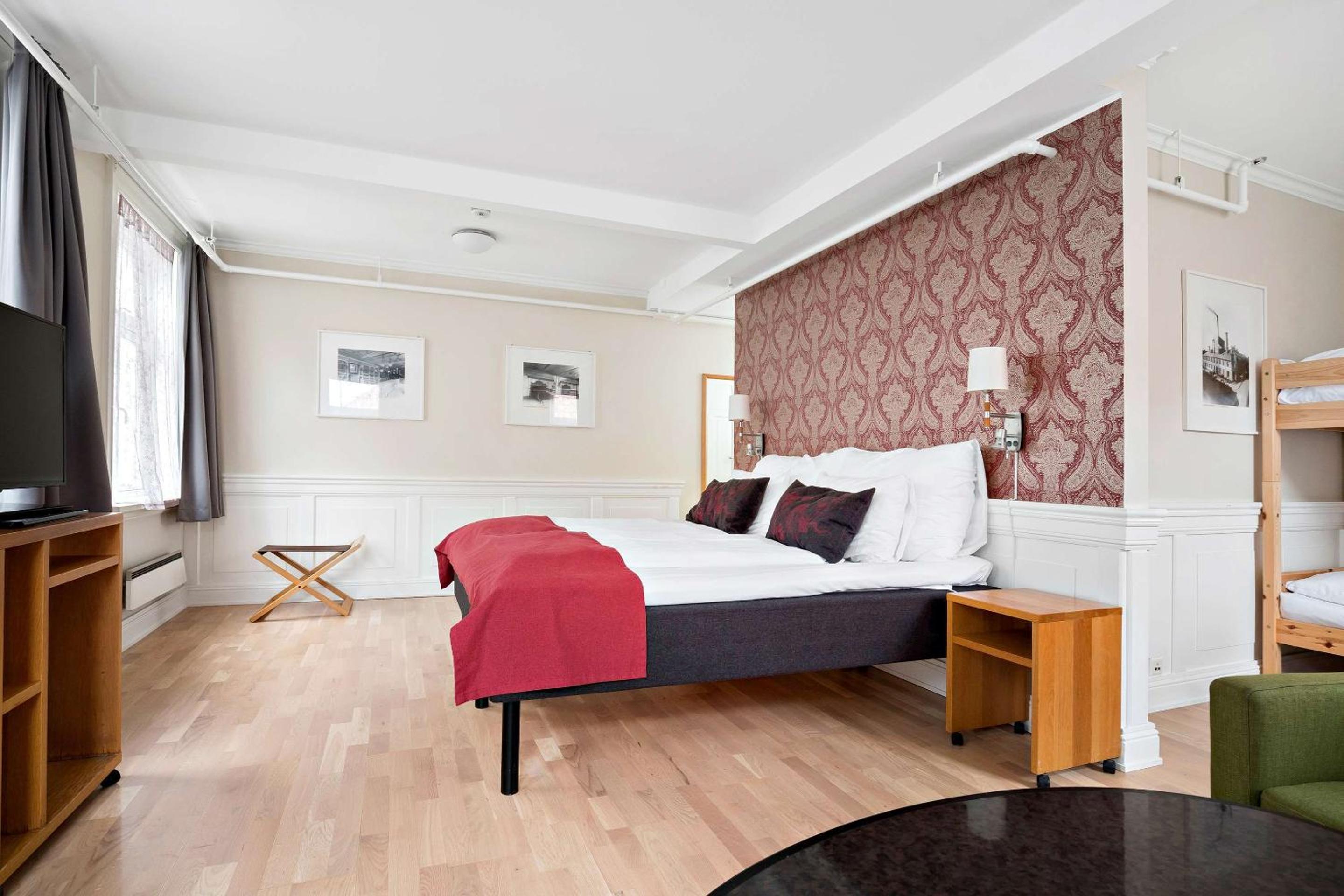 Family Room with Two Single Beds - Non-Smoking - Photo 2