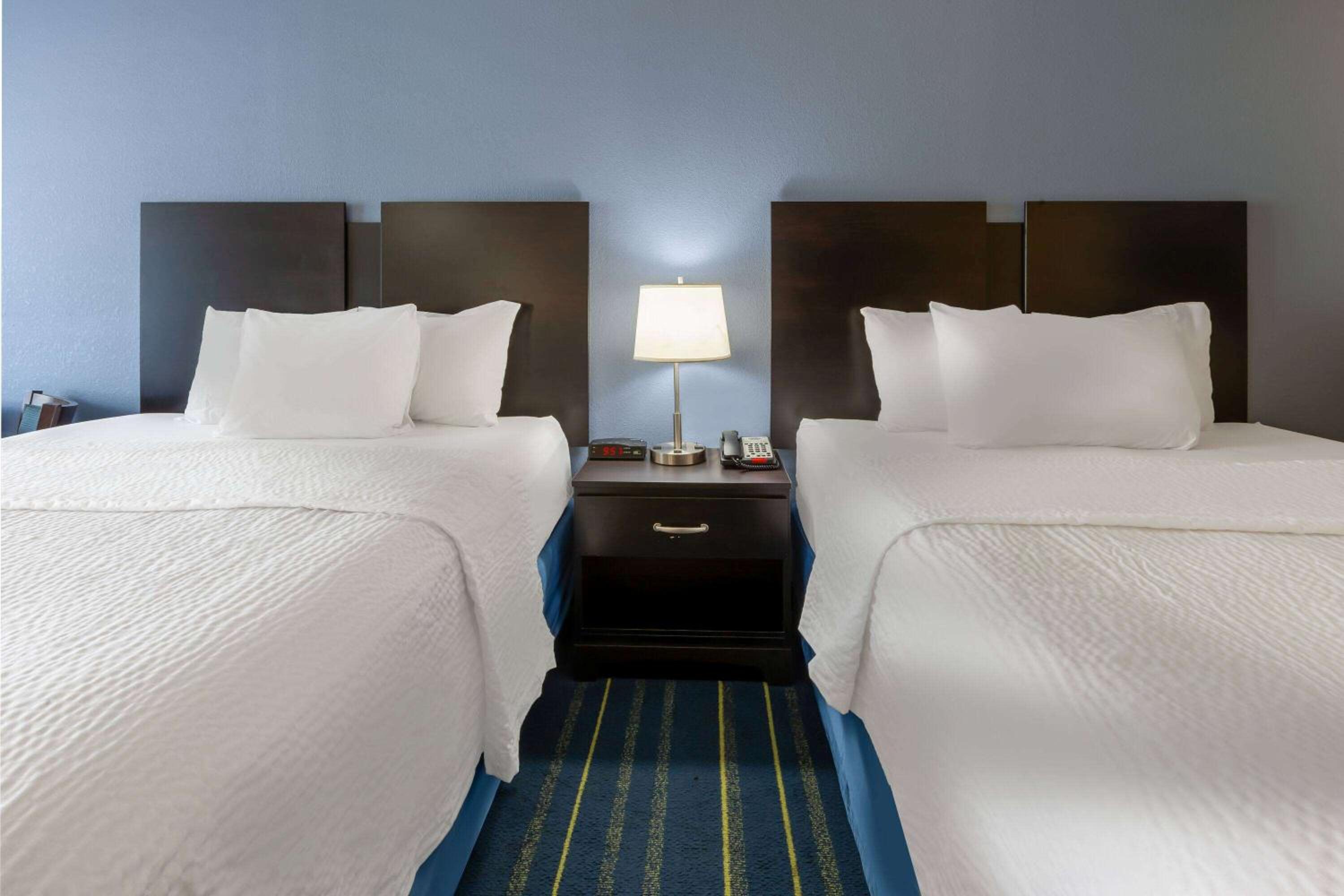 Queen Room with Two Queen Beds - Non-Smoking photo 3