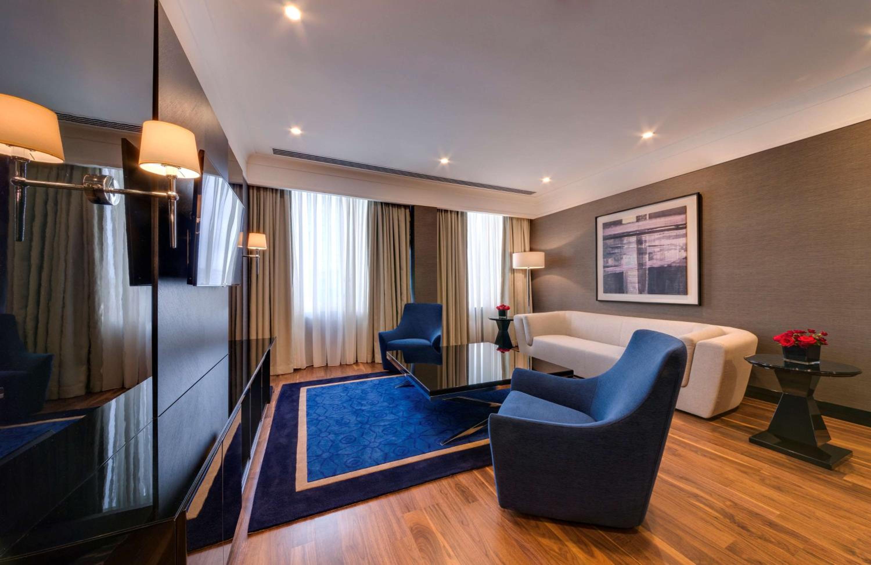 Suite - Photo 1