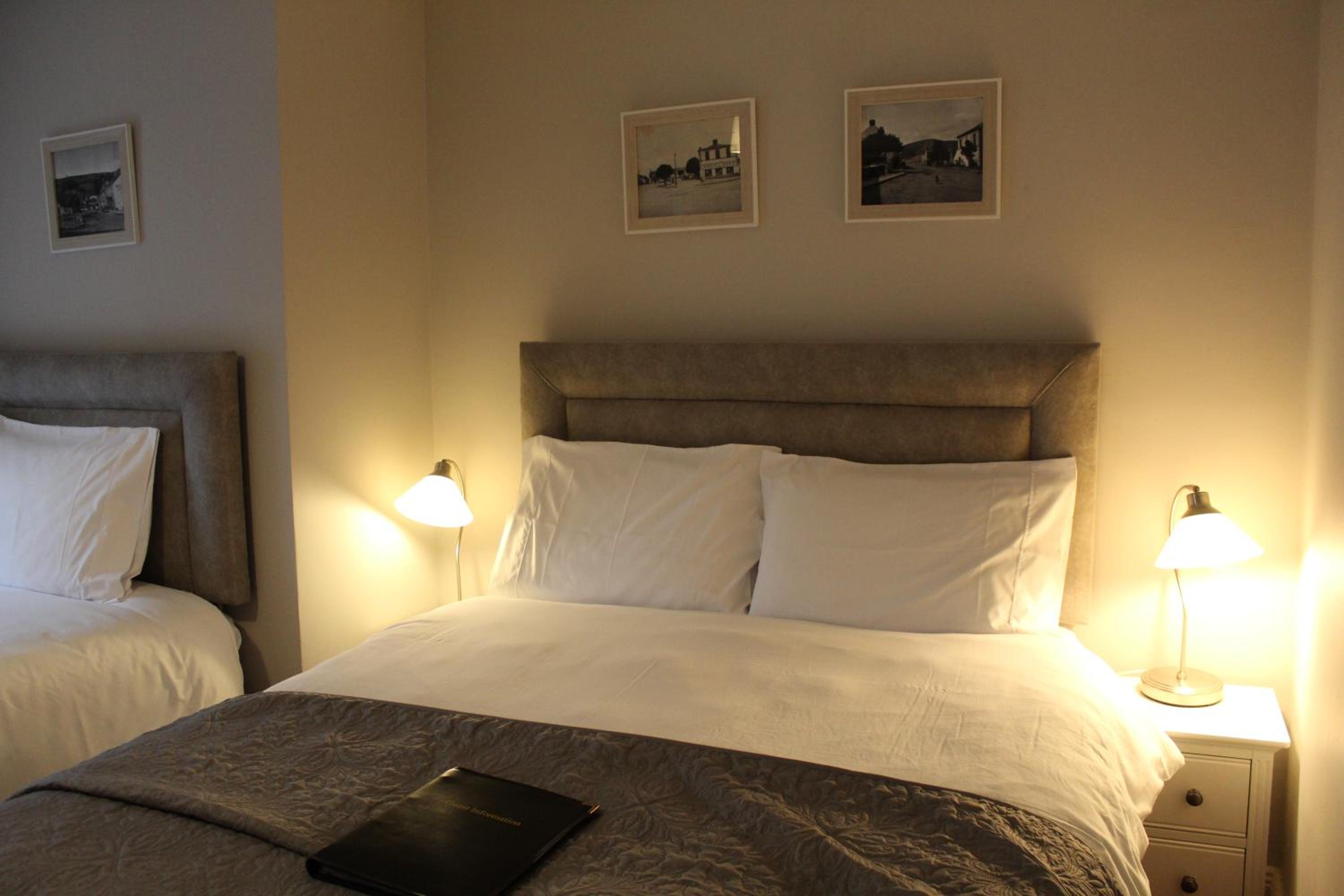 Twin Room with Private Bathroom - Photo 19