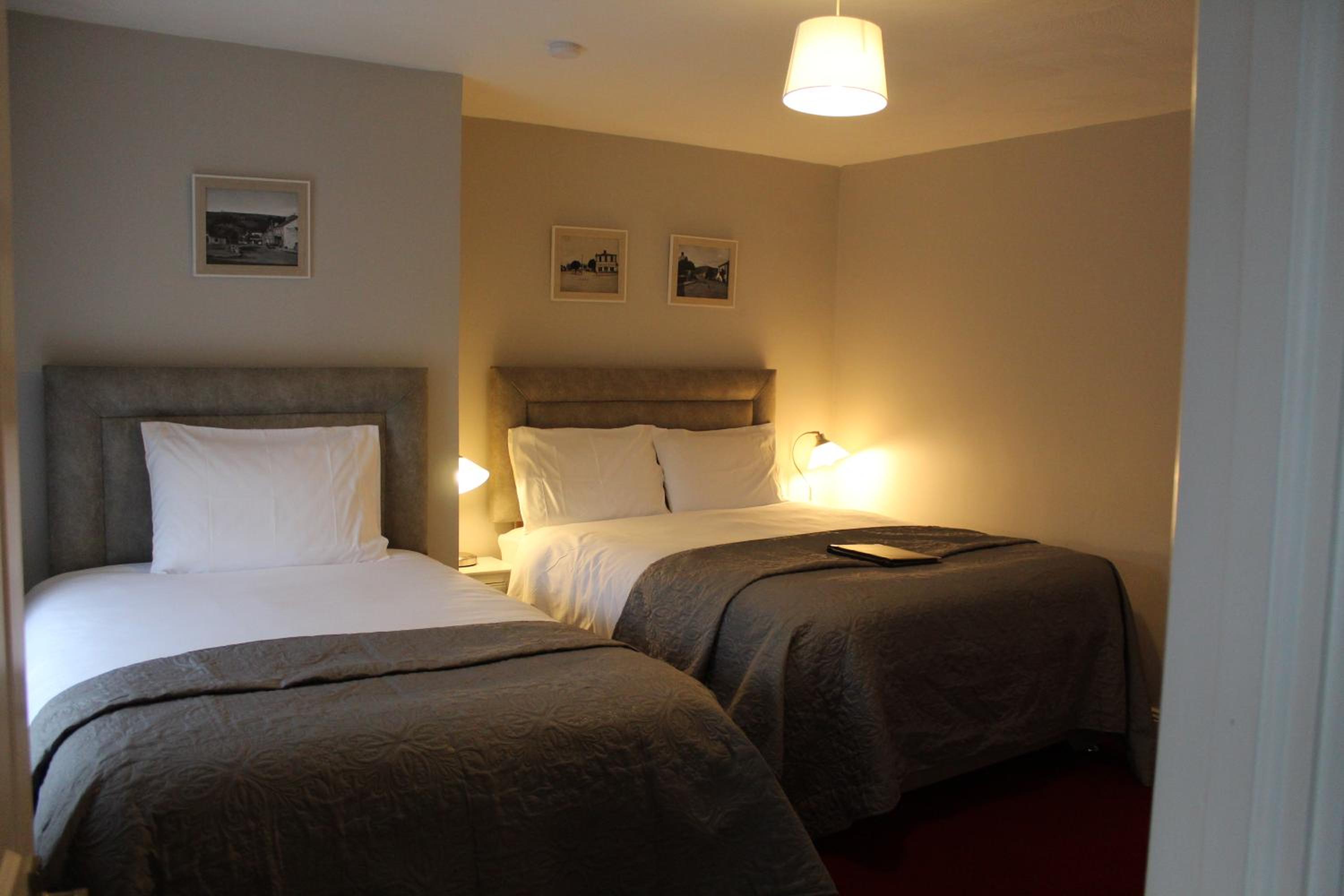 Twin Room with Private Bathroom - Photo 24