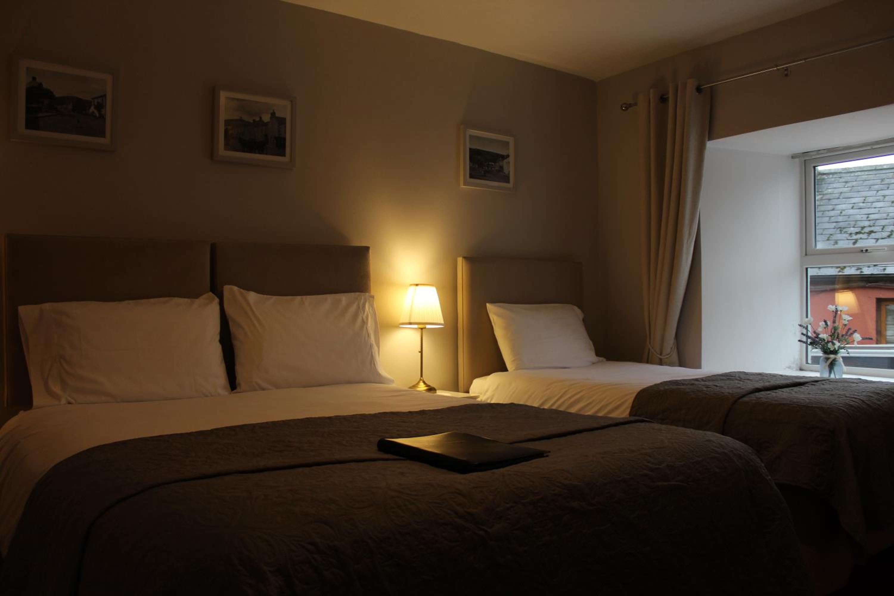 Twin Room with Private Bathroom - Photo 26