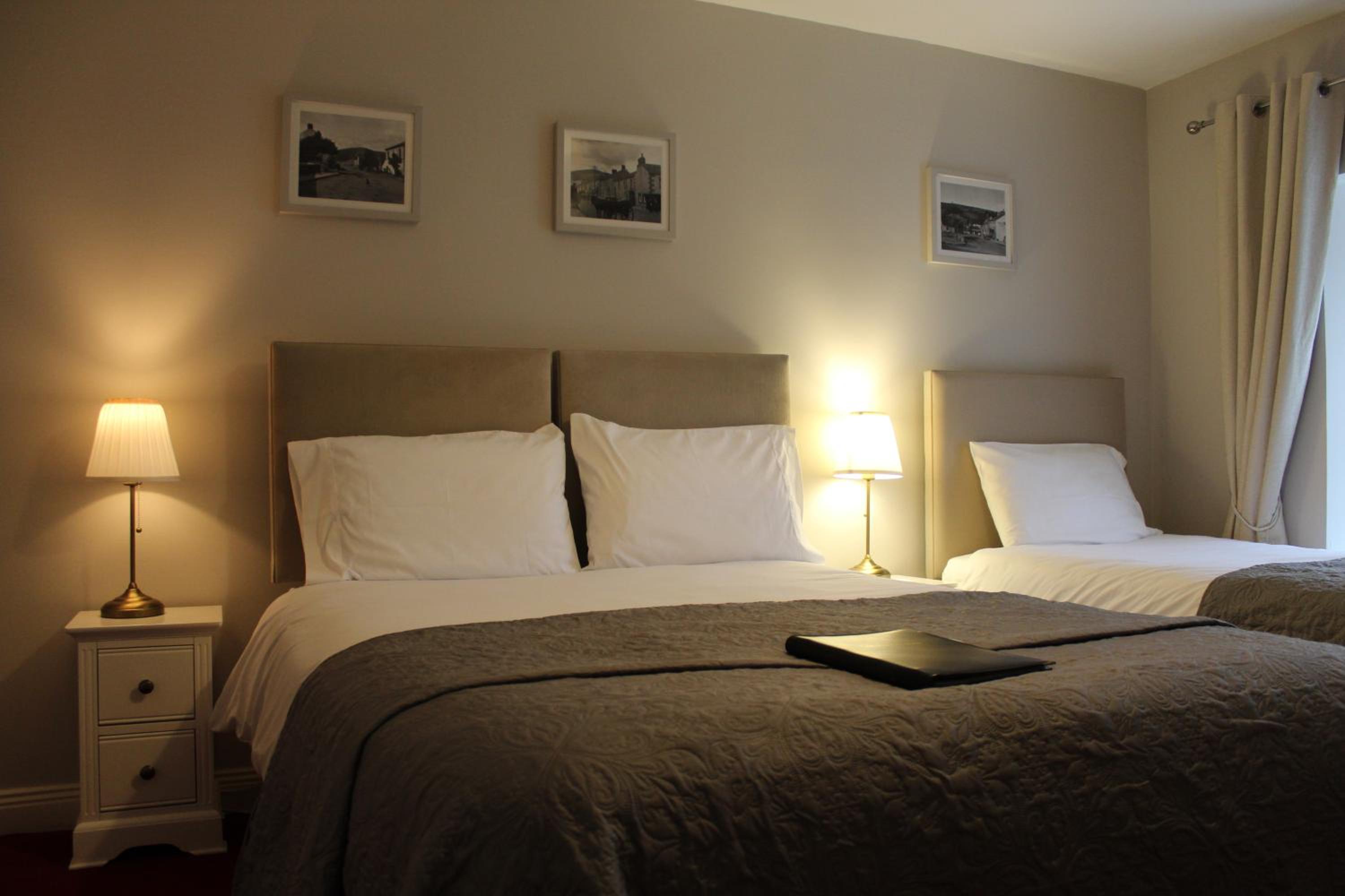 Twin Room with Private Bathroom - Photo 2