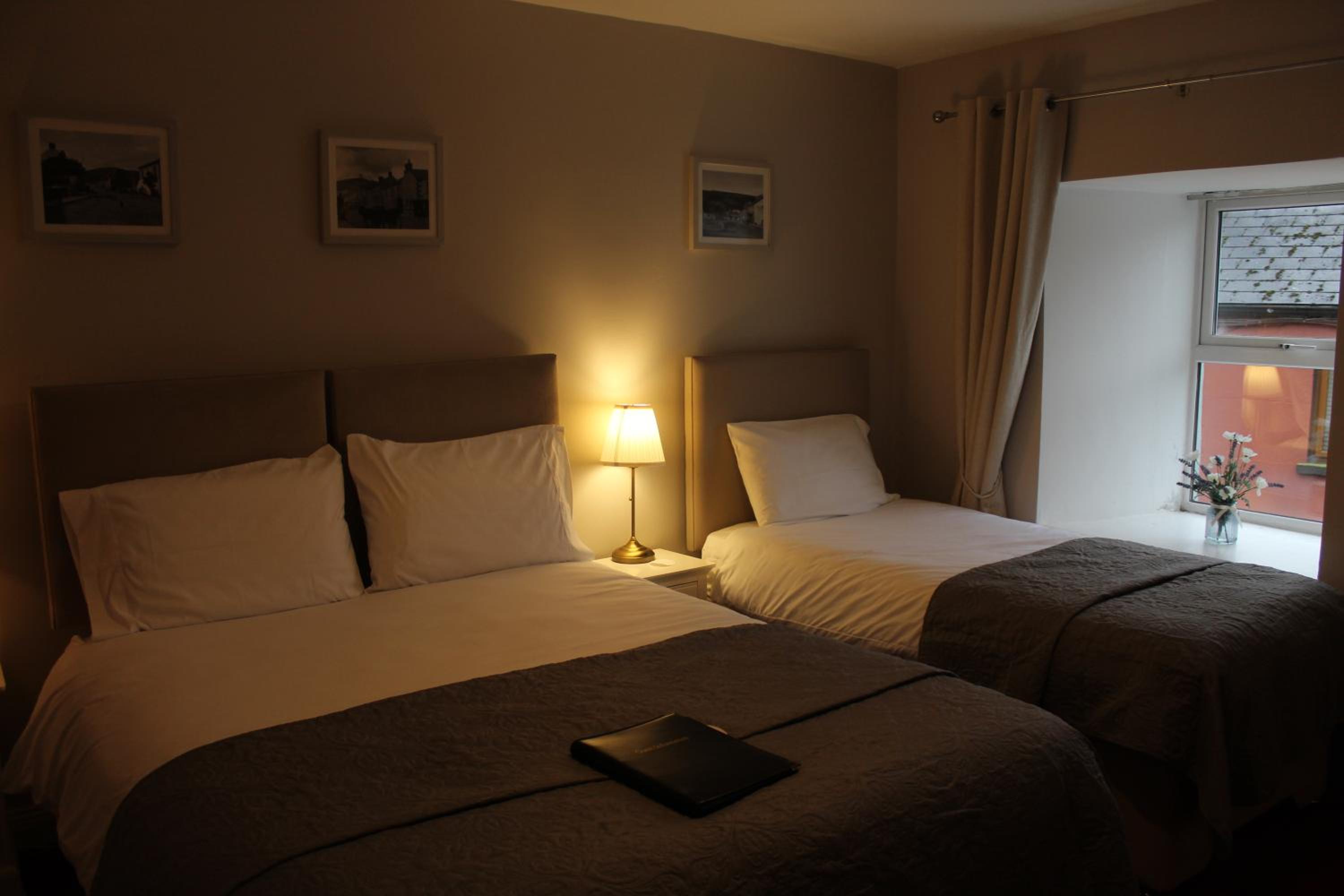 Twin Room with Private Bathroom - Photo 3
