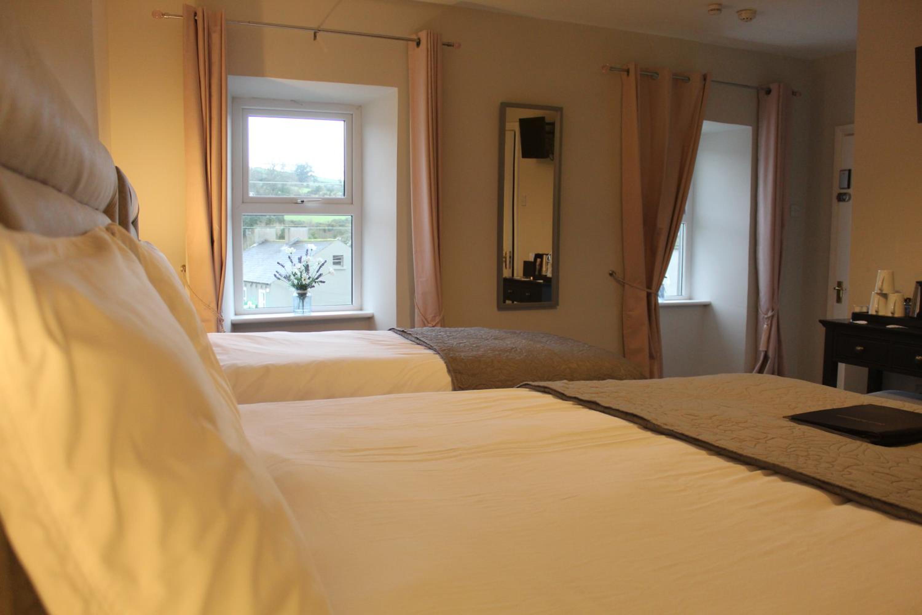 Twin Room with Private Bathroom - Photo 7