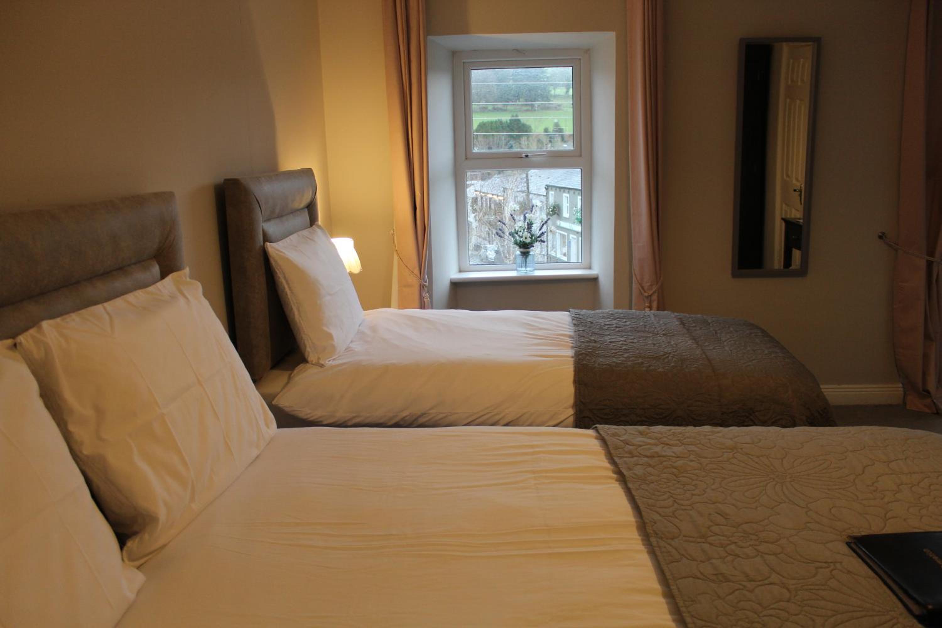 Twin Room with Private Bathroom - Photo 4