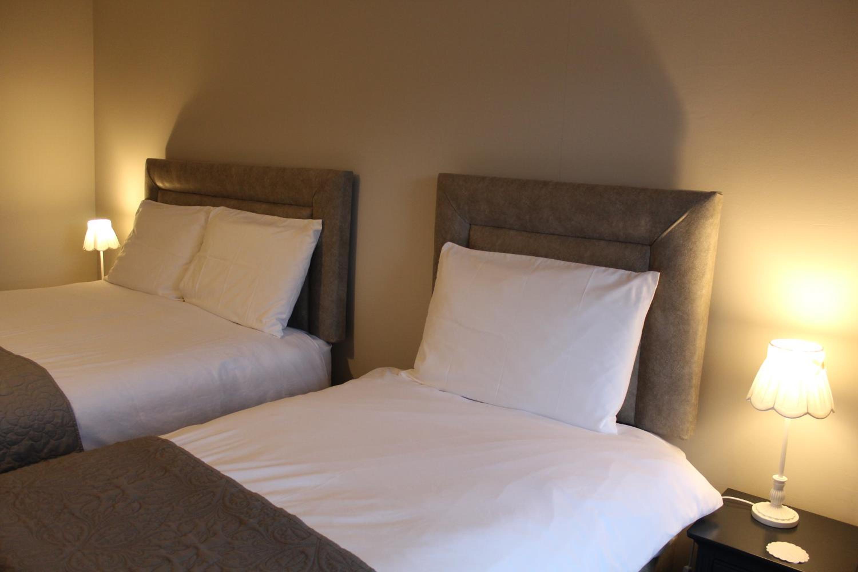 Twin Room with Private Bathroom - Photo 12