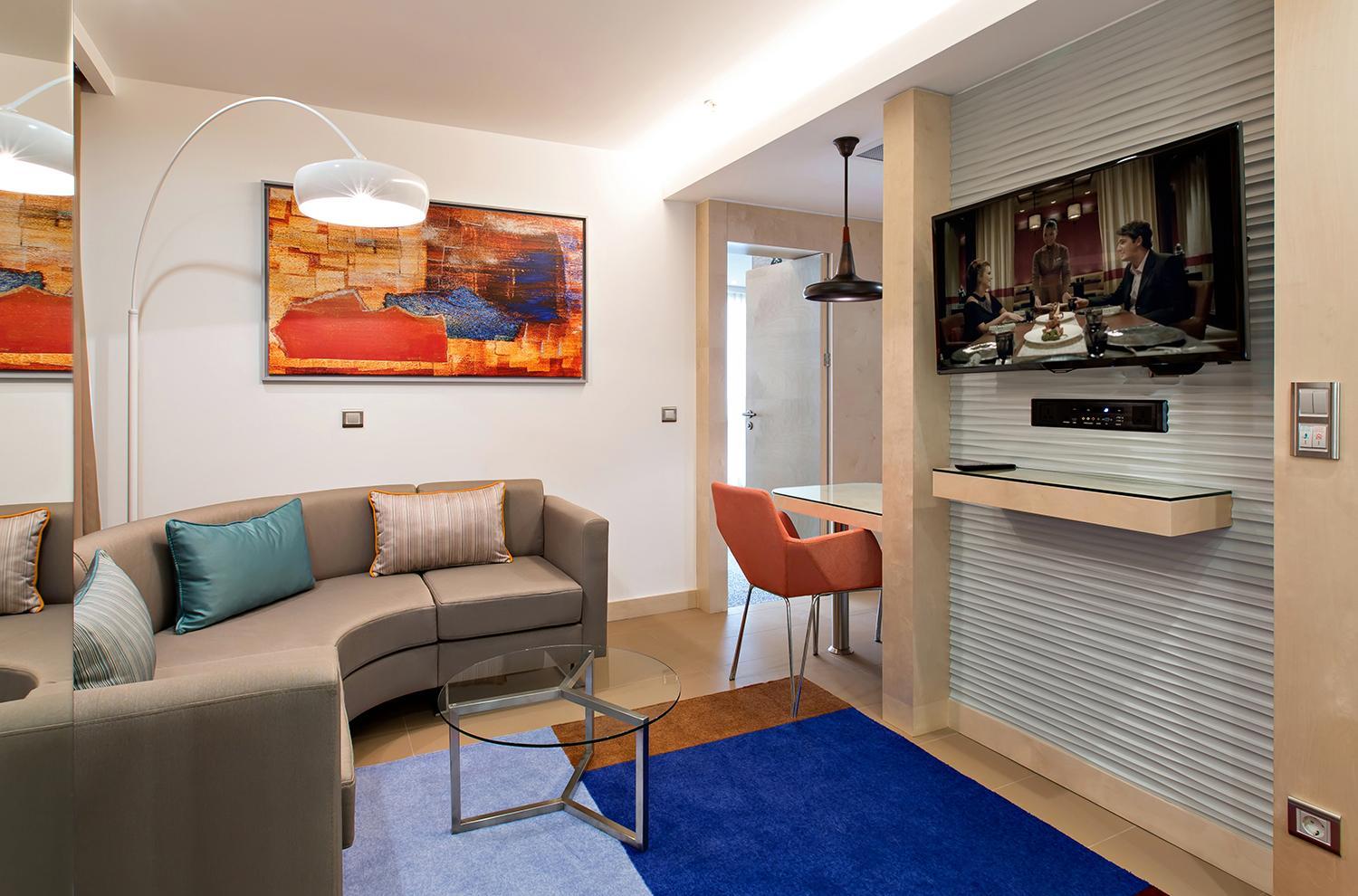 One Bedroom Suite with City View photo 1
