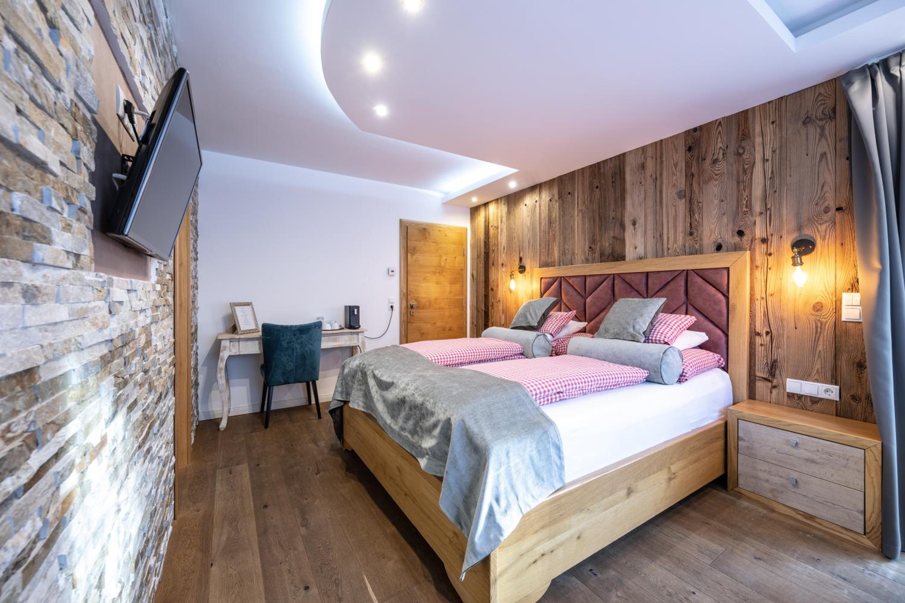 Deluxe Double Room with Extra Bed photo 1