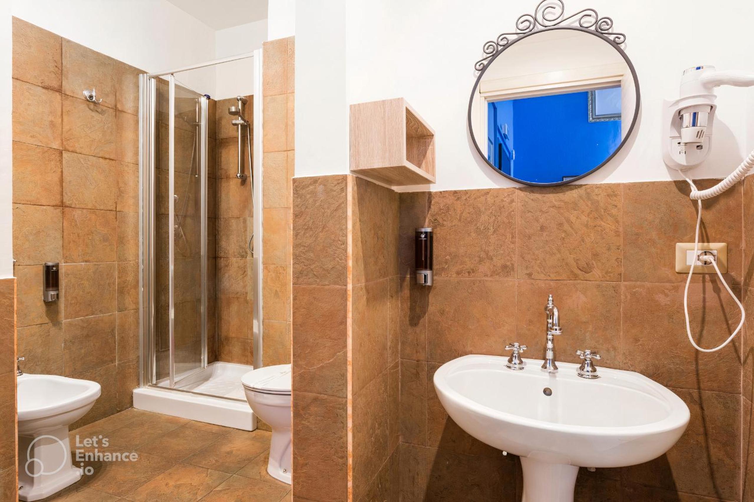 Triple Room with Private Bathroom - Photo 11