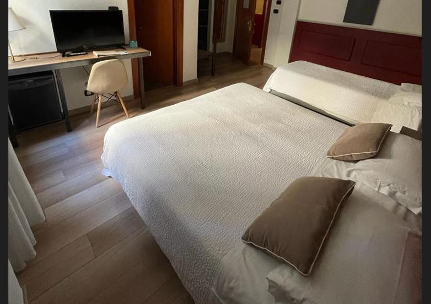 Double or Twin Room with Extra Bed - Photo 1