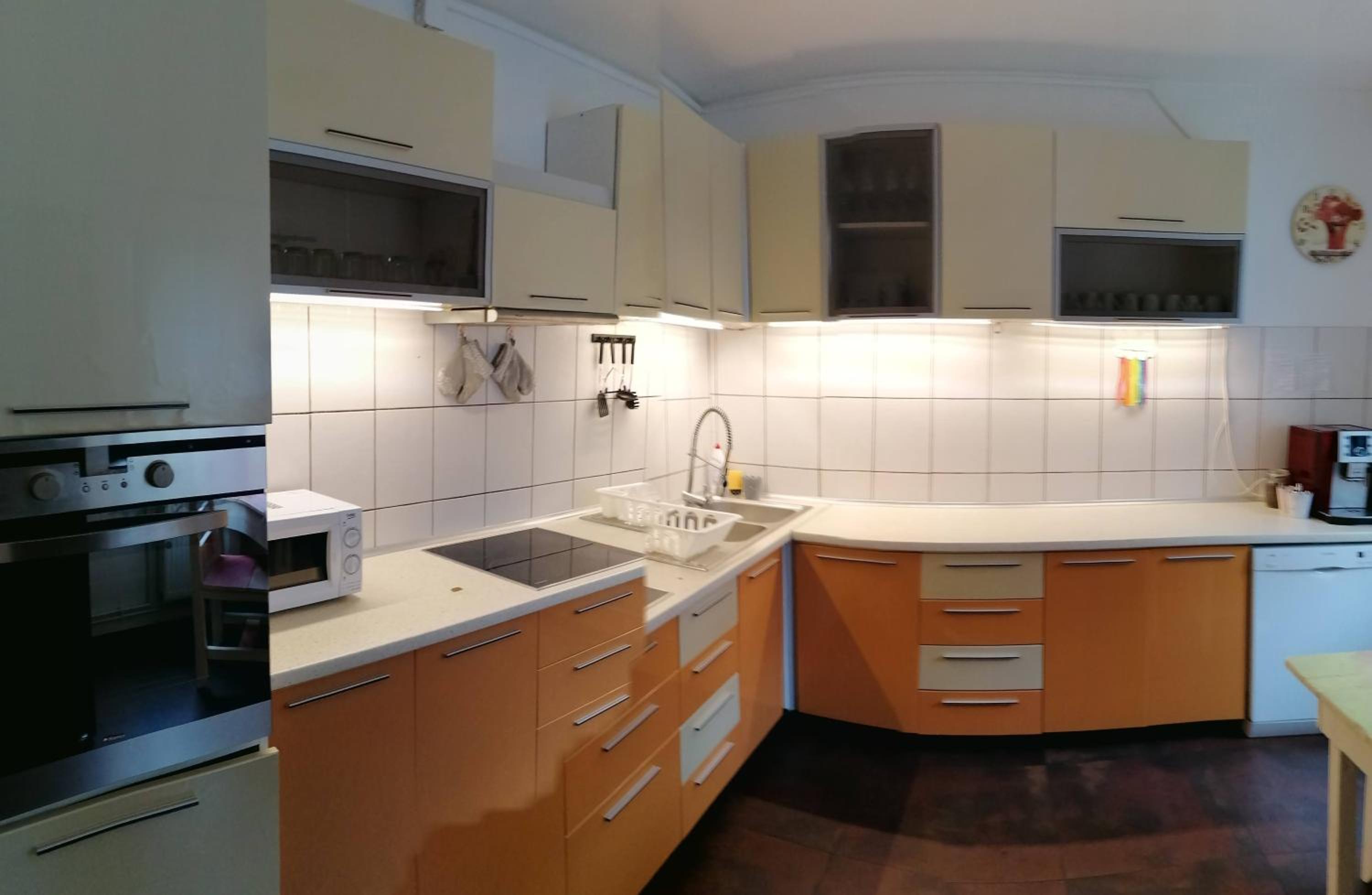 Seven-Bedroom House photo 2