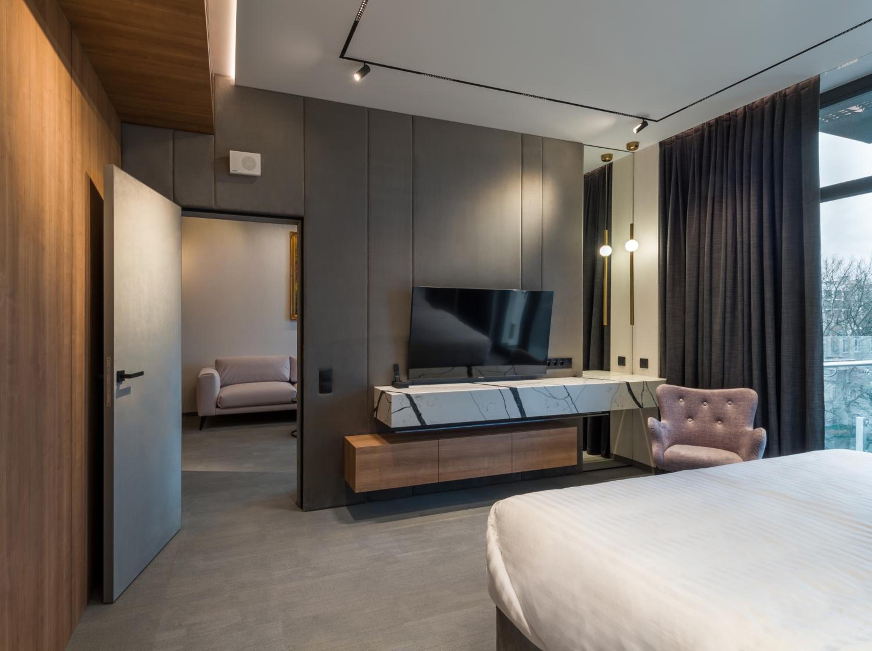 King Suite with Balcony photo 1