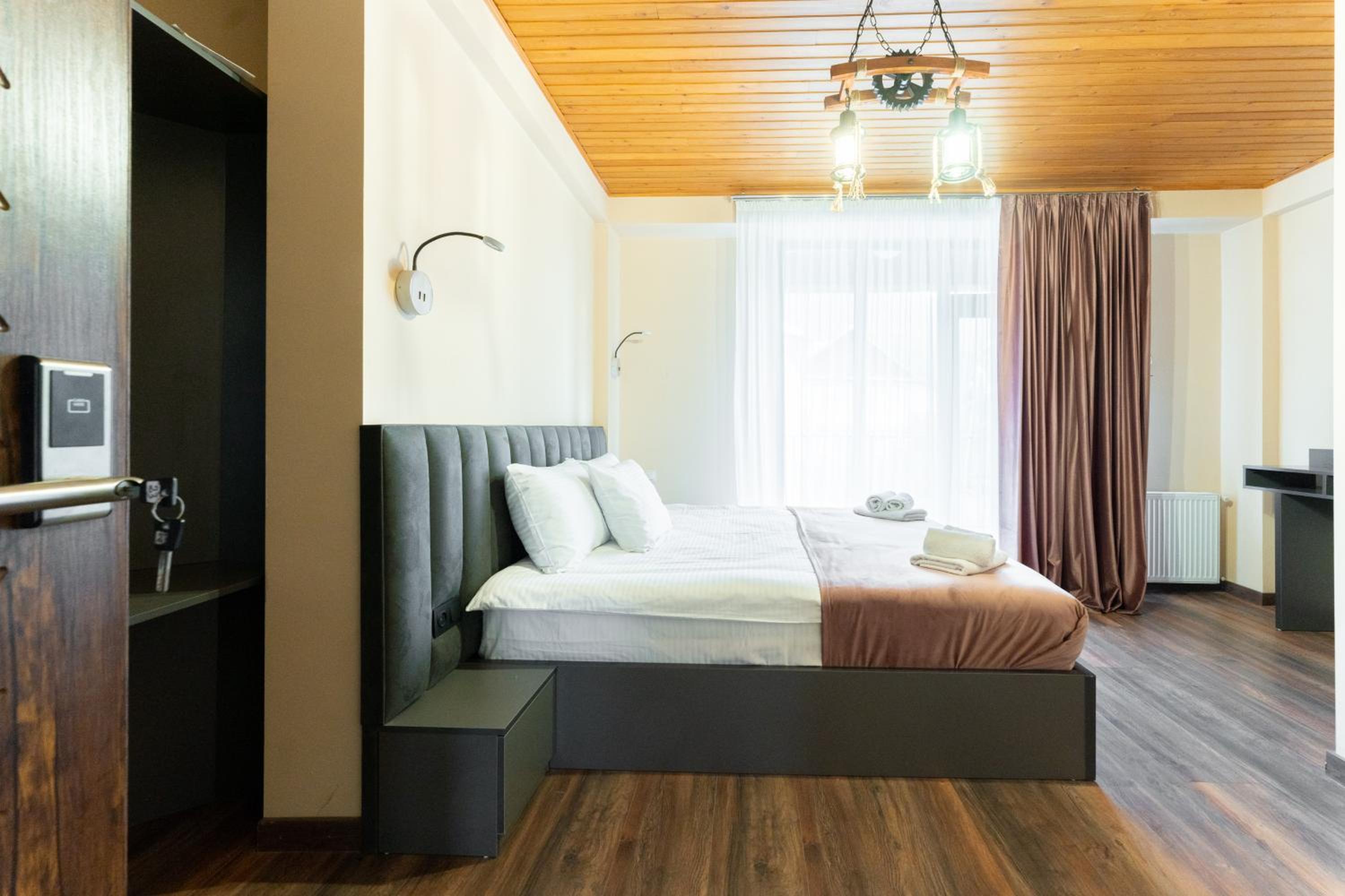 Deluxe Double Room with Balcony photo 3