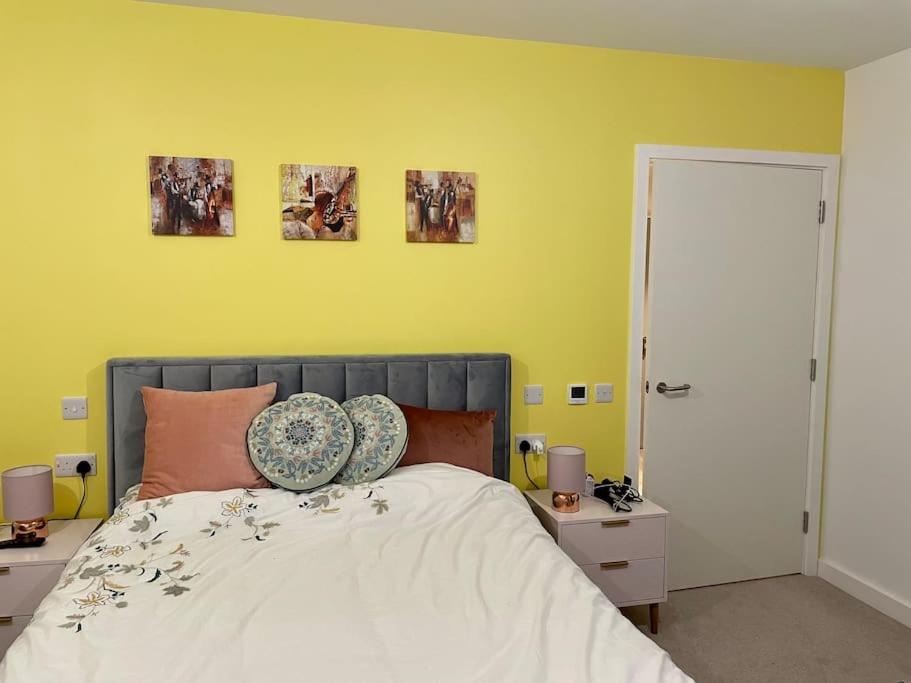 One-Bedroom Apartment photo 1