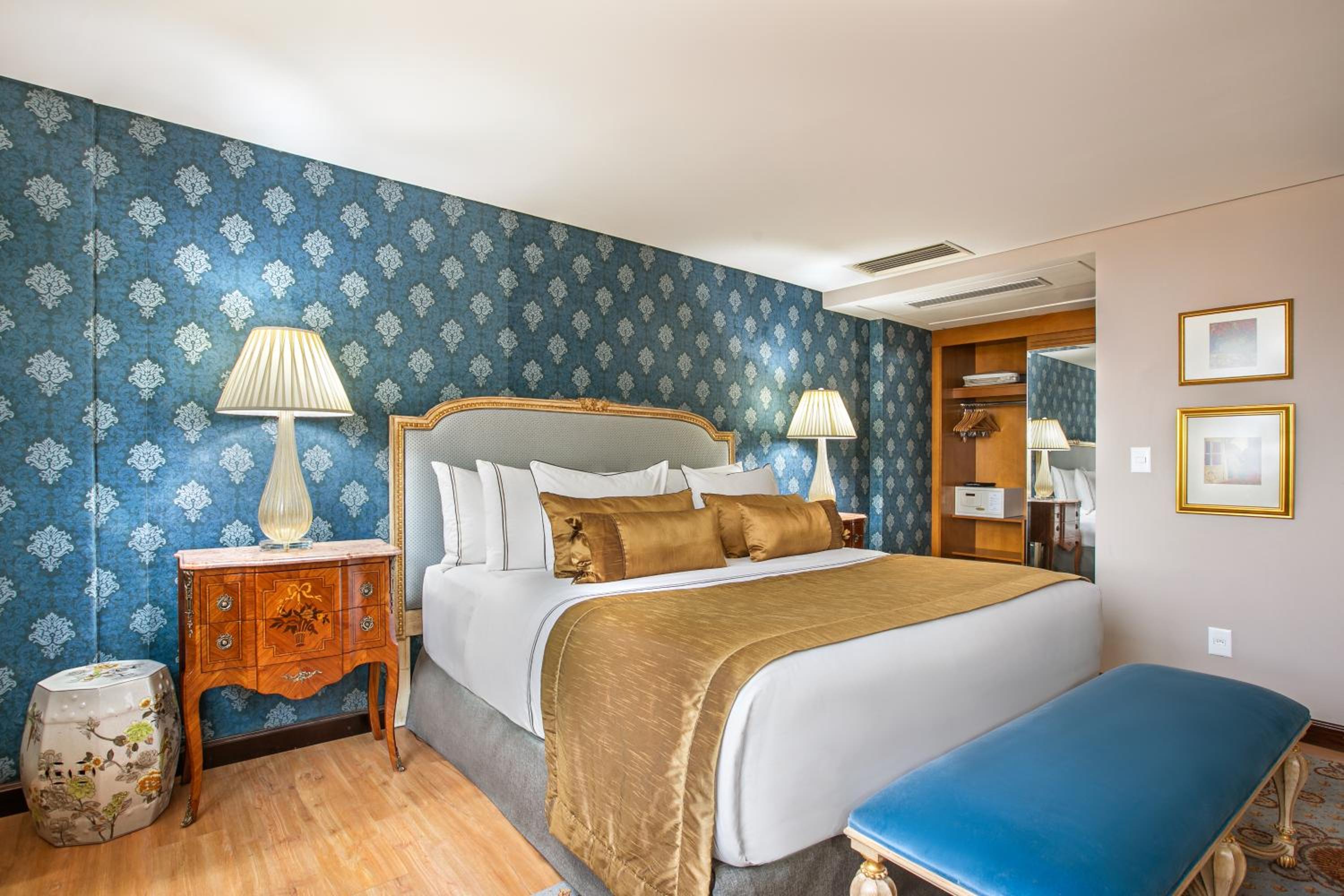 The Level Royal Suite with Executive Lounge Access