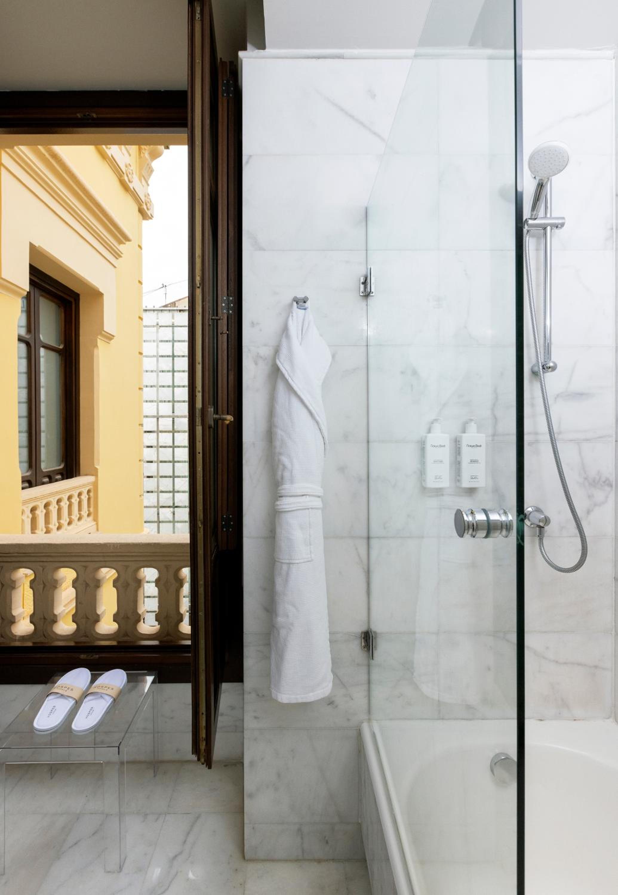 Deluxe Double or Twin Room - Photo 8