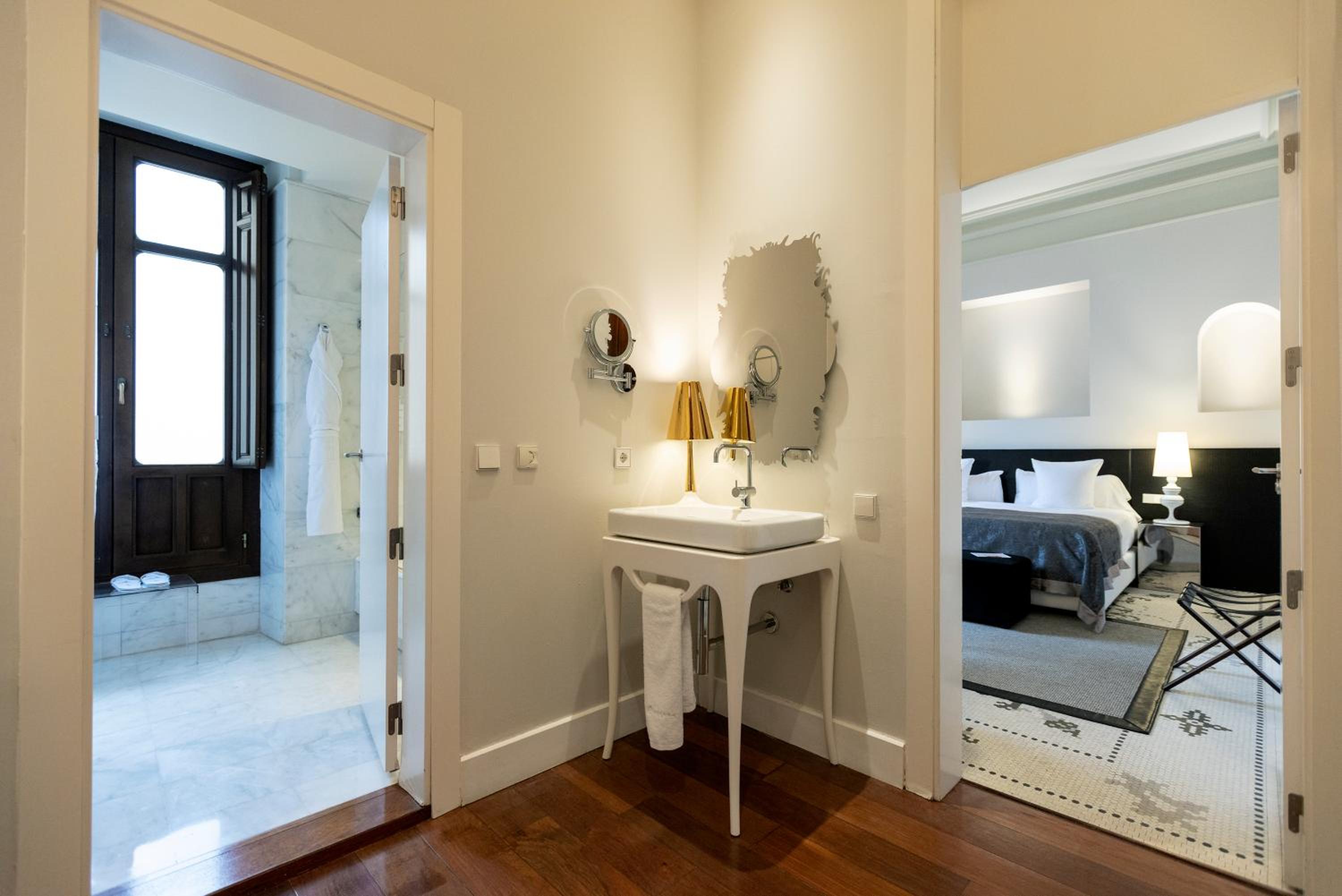 Deluxe Double or Twin Room - Photo 6