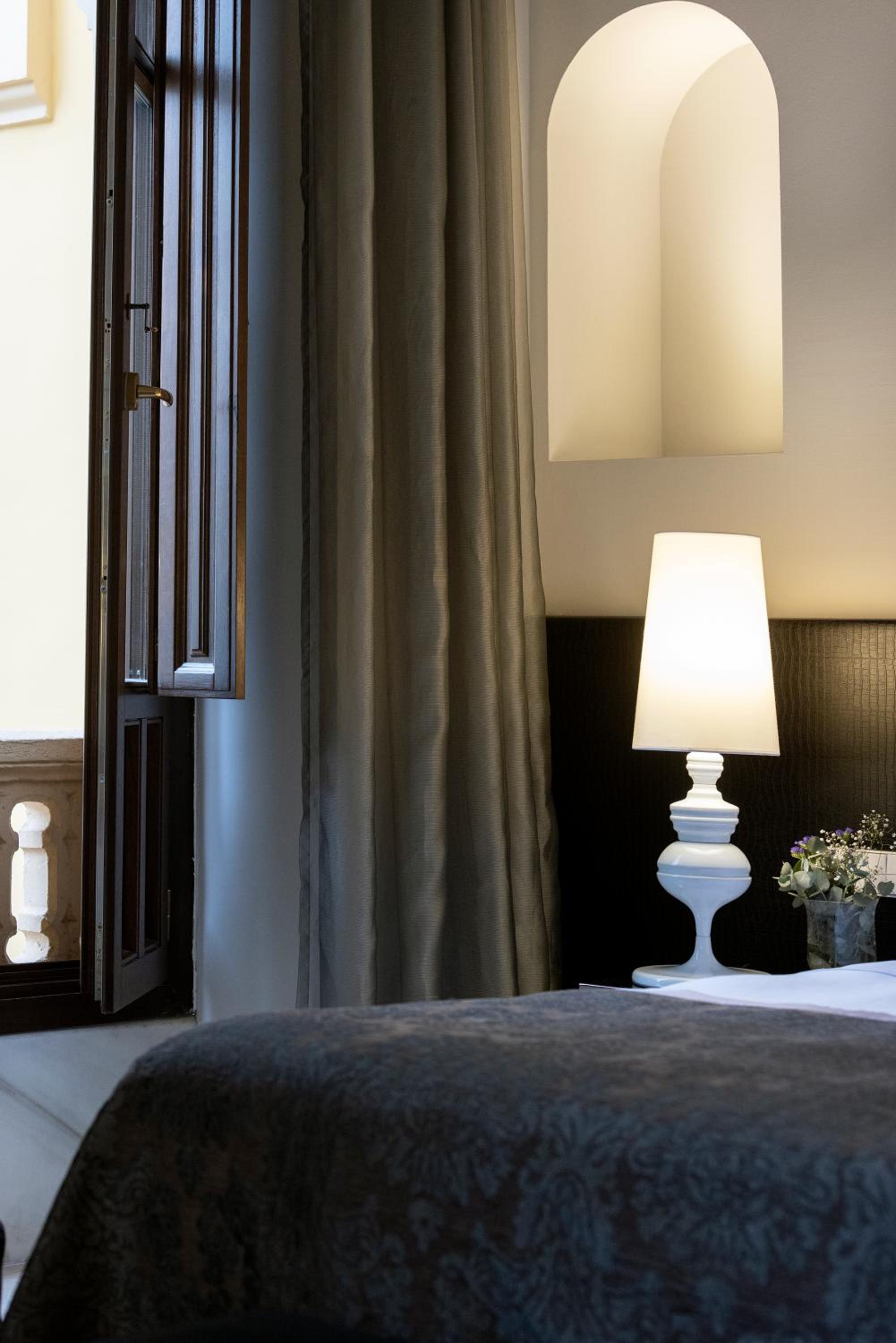Deluxe Double or Twin Room - Photo 9