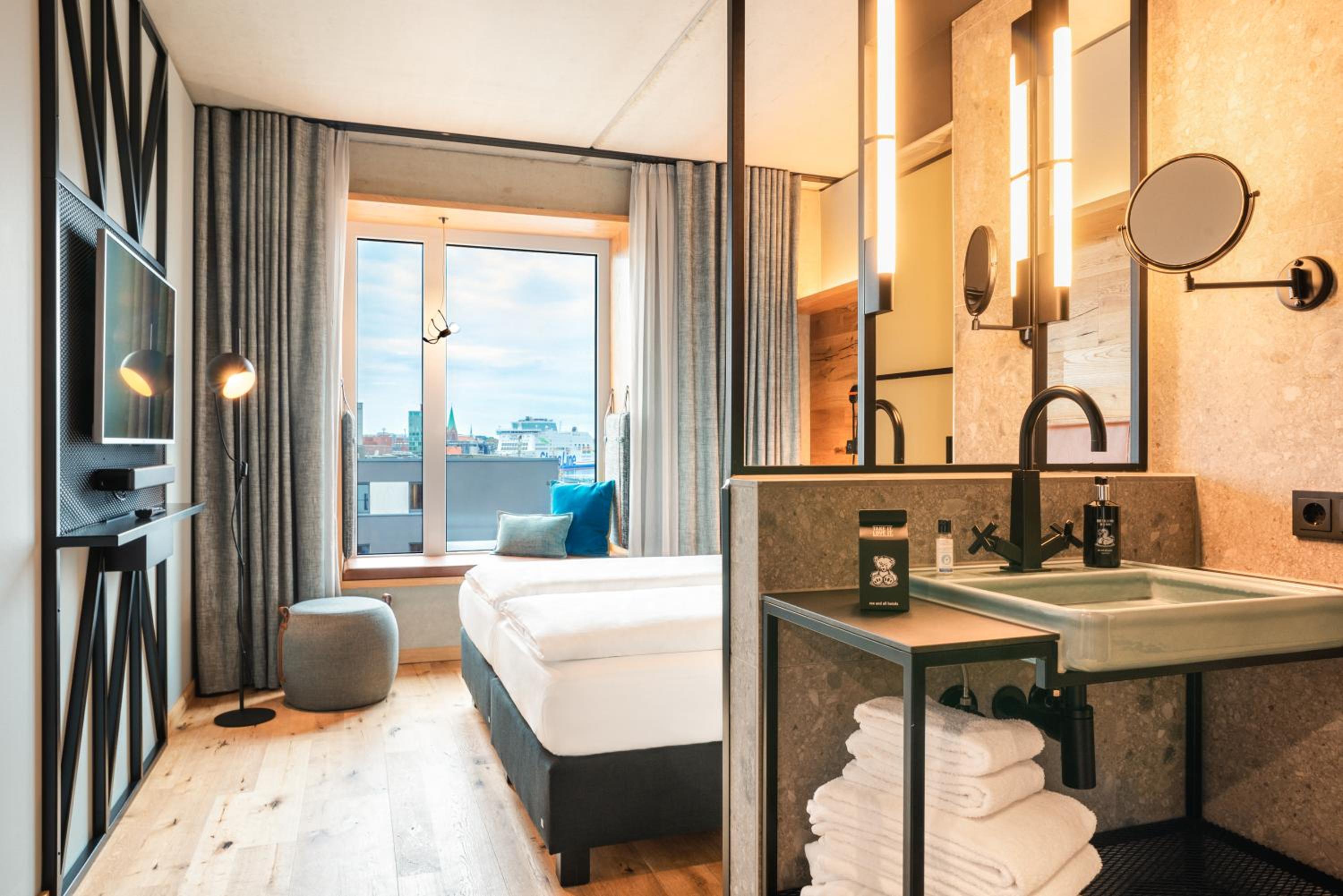 King Room with Harbor View - High Floor thumbnail 5