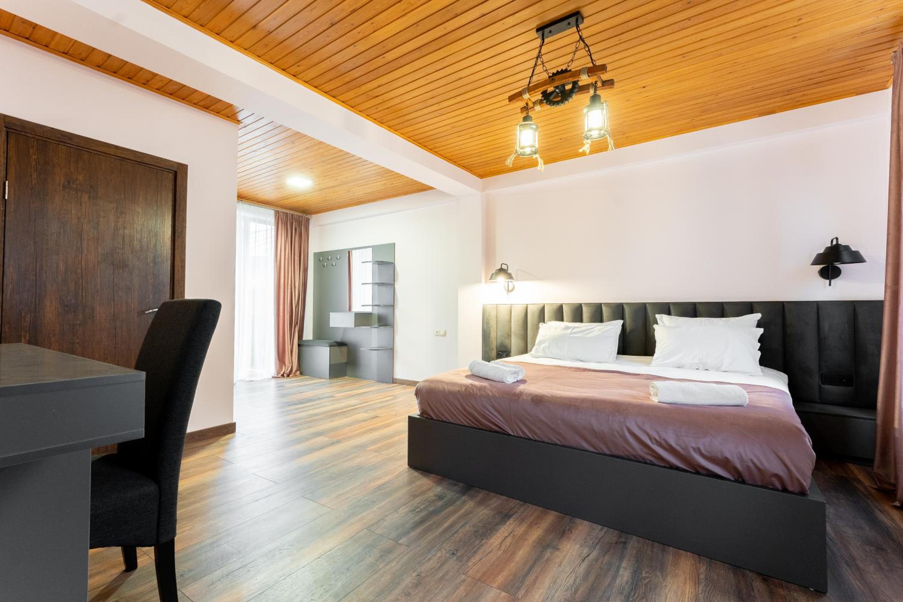 Deluxe Double Room with Balcony photo 3