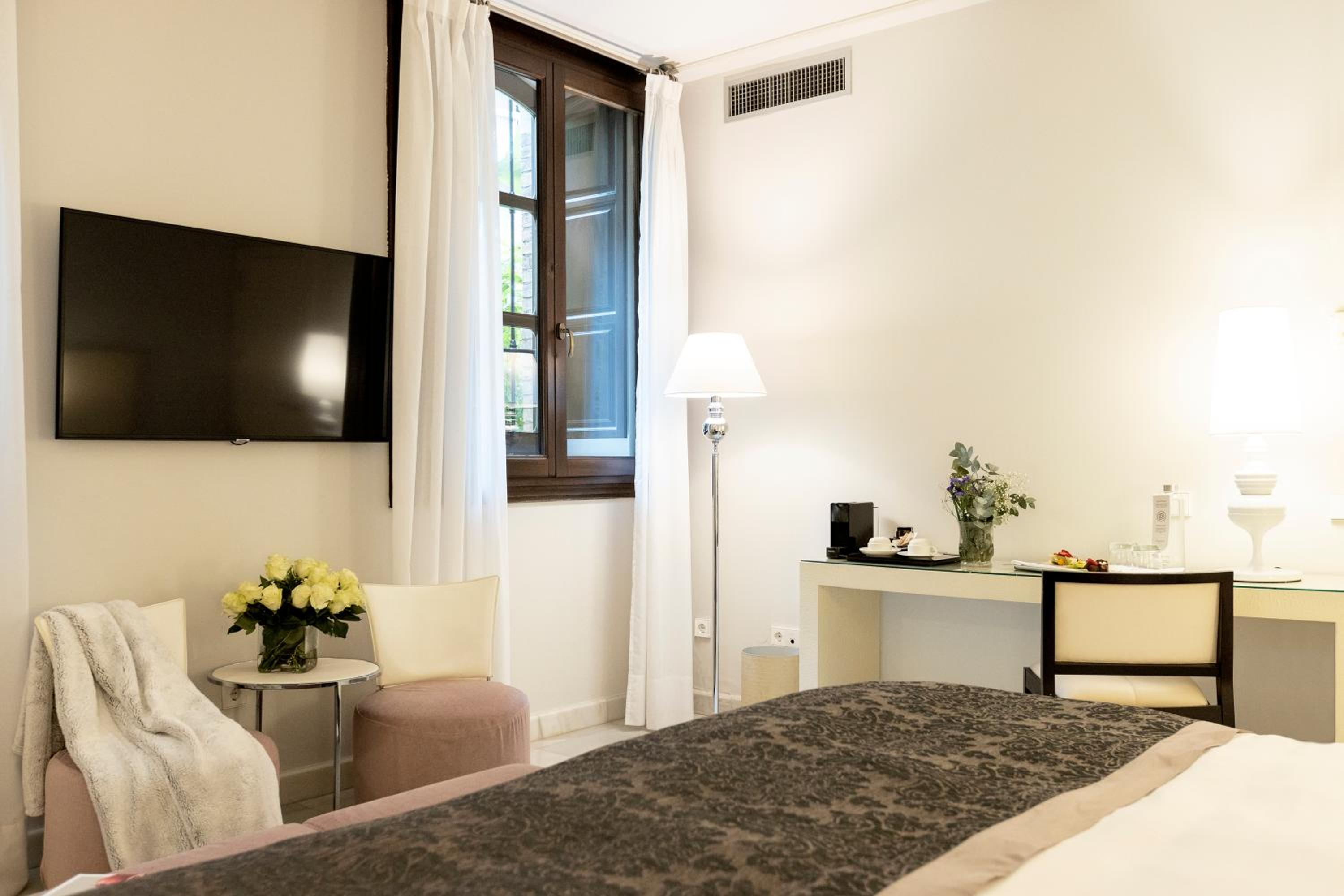 Superior King Room - Photo 1