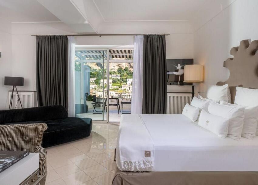 Deluxe Junior Suite with Terrace and Lateral Sea View