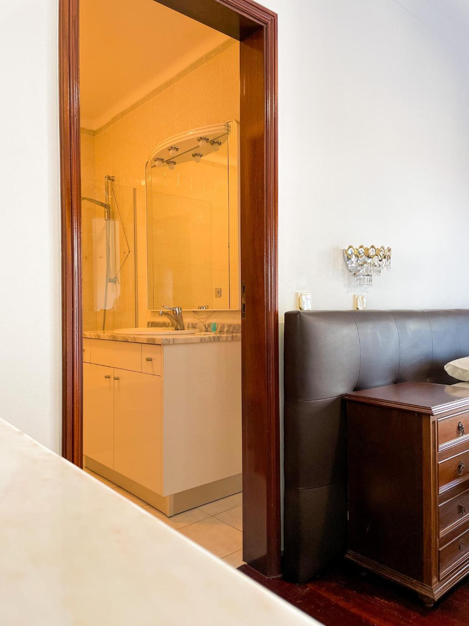 Double Room with Balcony - Photo 6