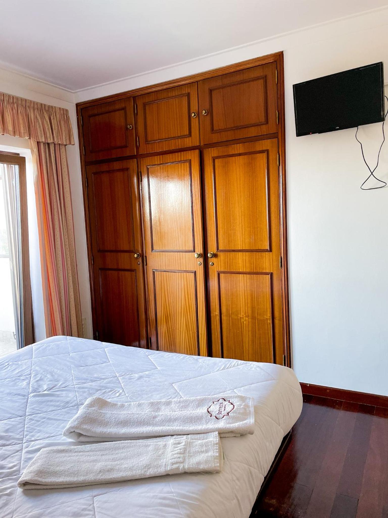 Double Room with Balcony - Photo 14