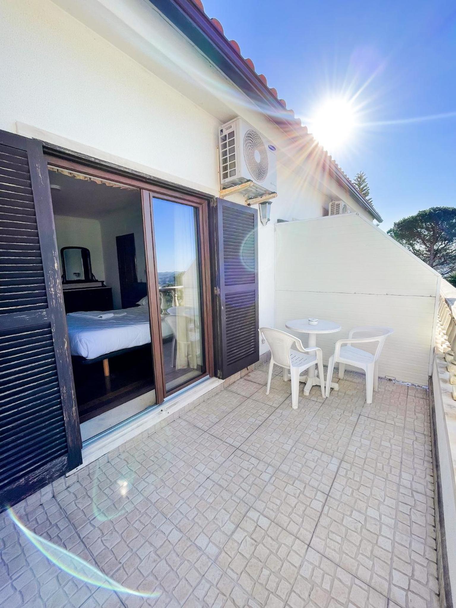 Double Room with Balcony - Photo 11