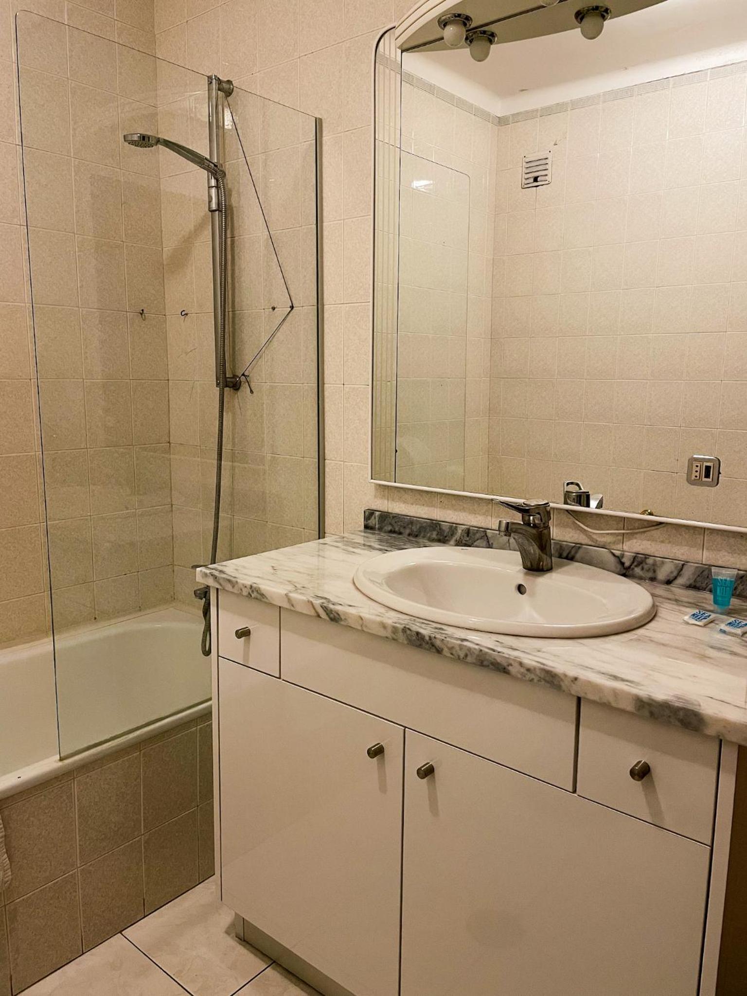 Double Room with Balcony - Photo 3