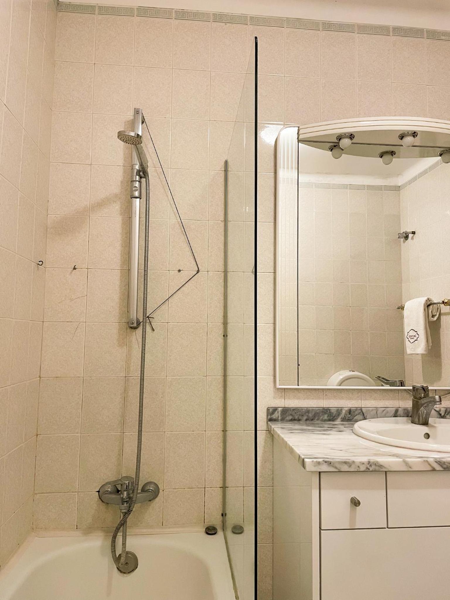 Double Room with Balcony - Photo 4