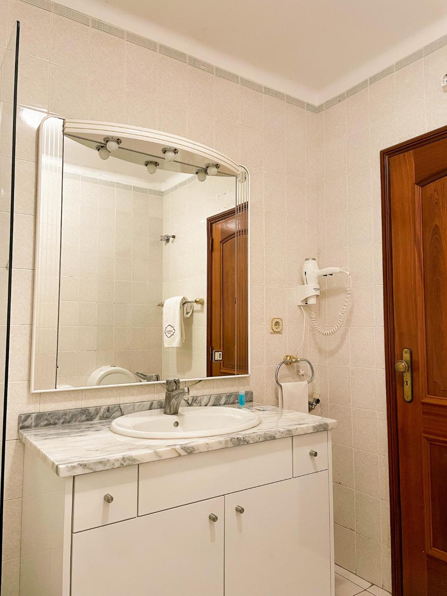 Double Room with Balcony - Photo 18