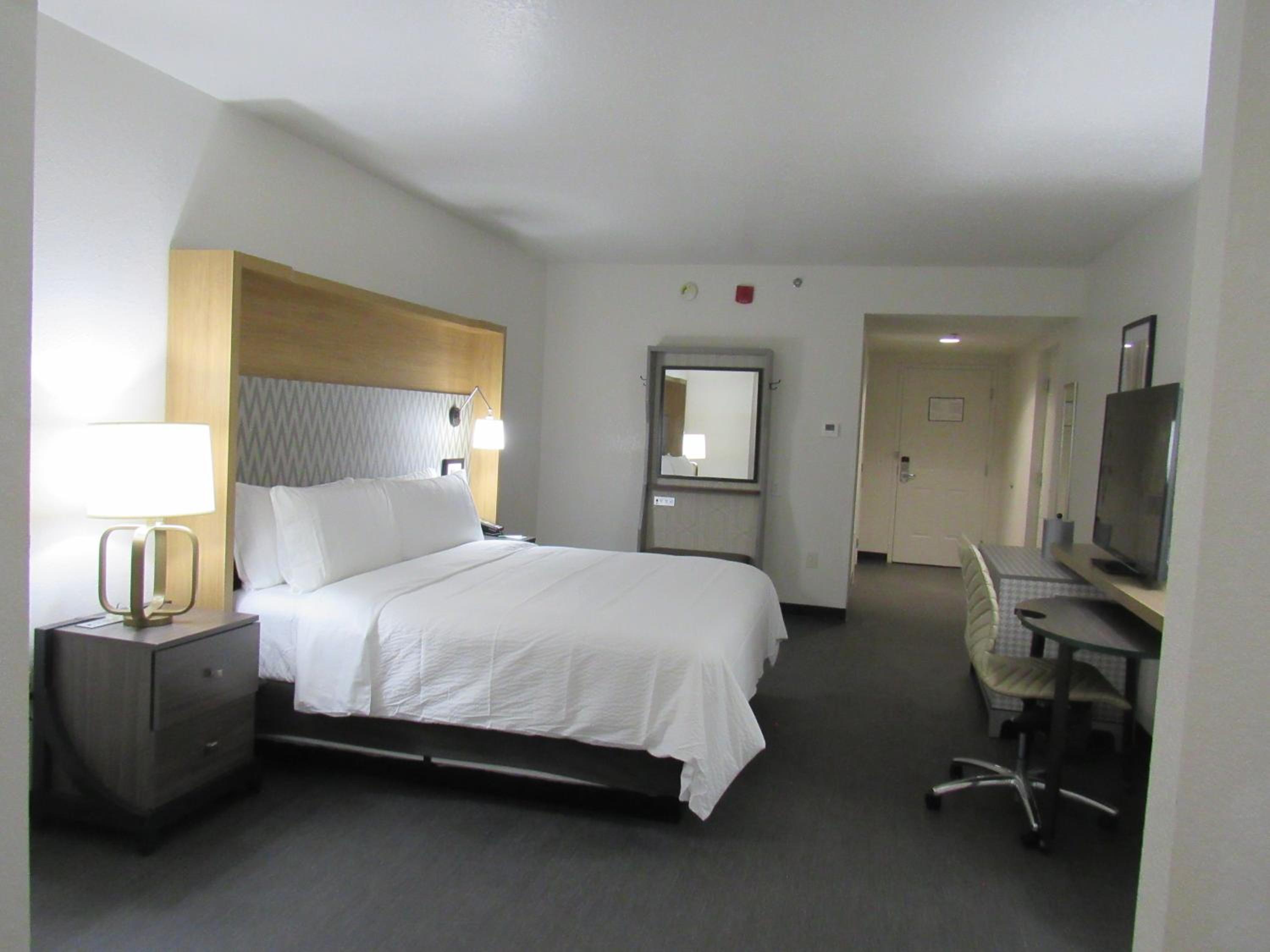 King Room with Sofa Bed thumbnail 6