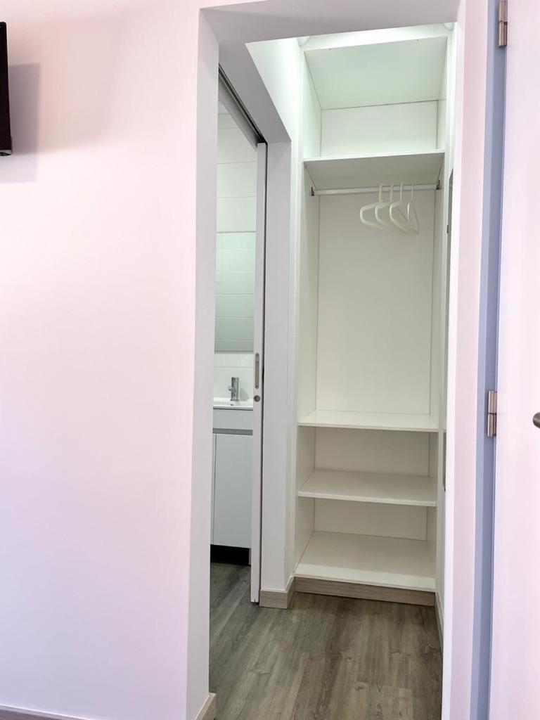 Double or Twin Room with Private Bathroom - Photo 6