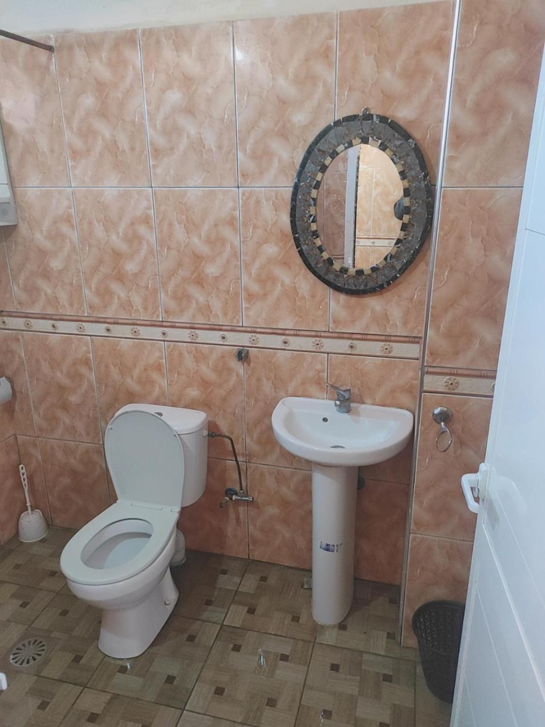 Budget Double Room - Photo 11