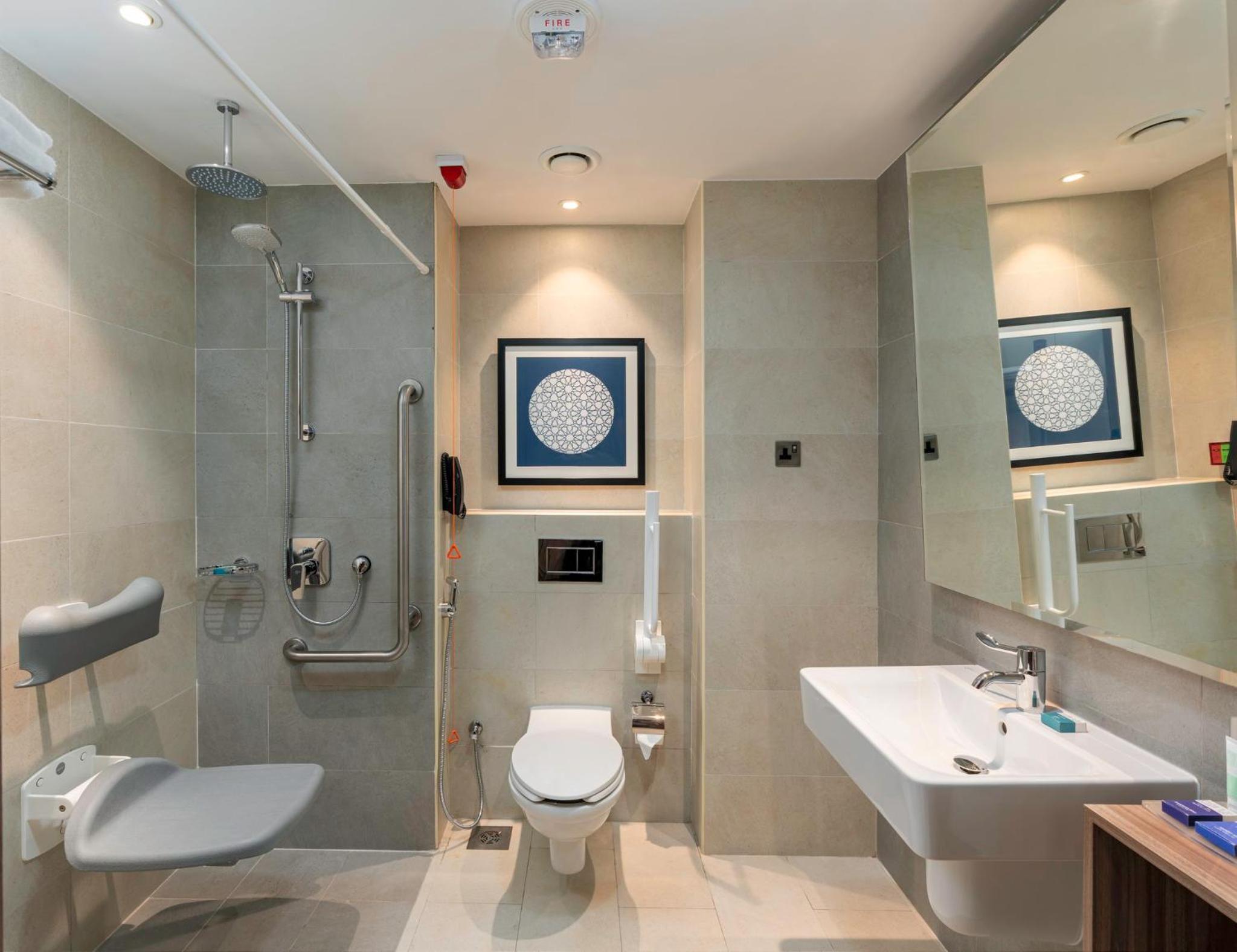 Standard King Room - Accessible - Photo 2