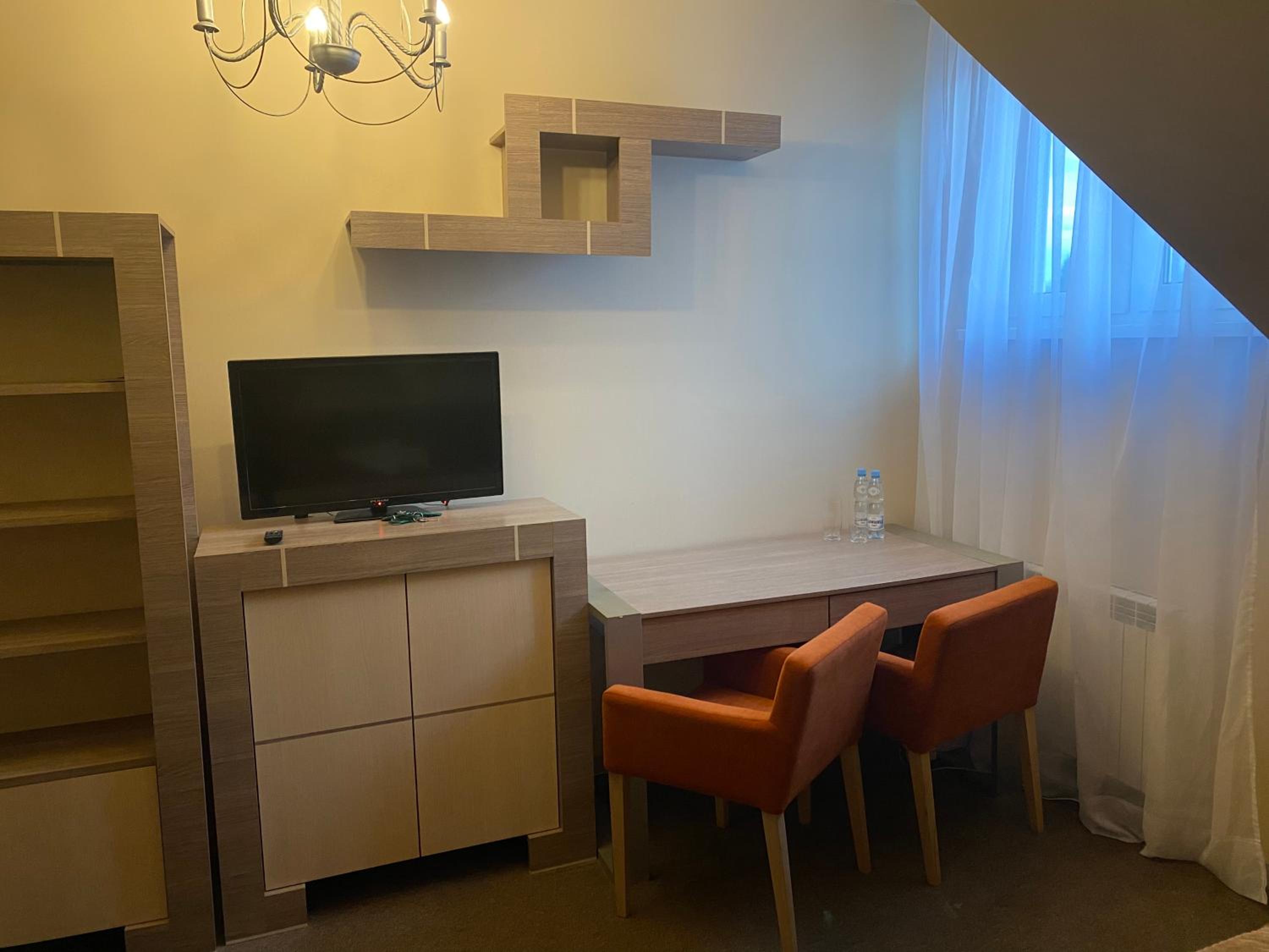 Large Twin Room - Photo 6