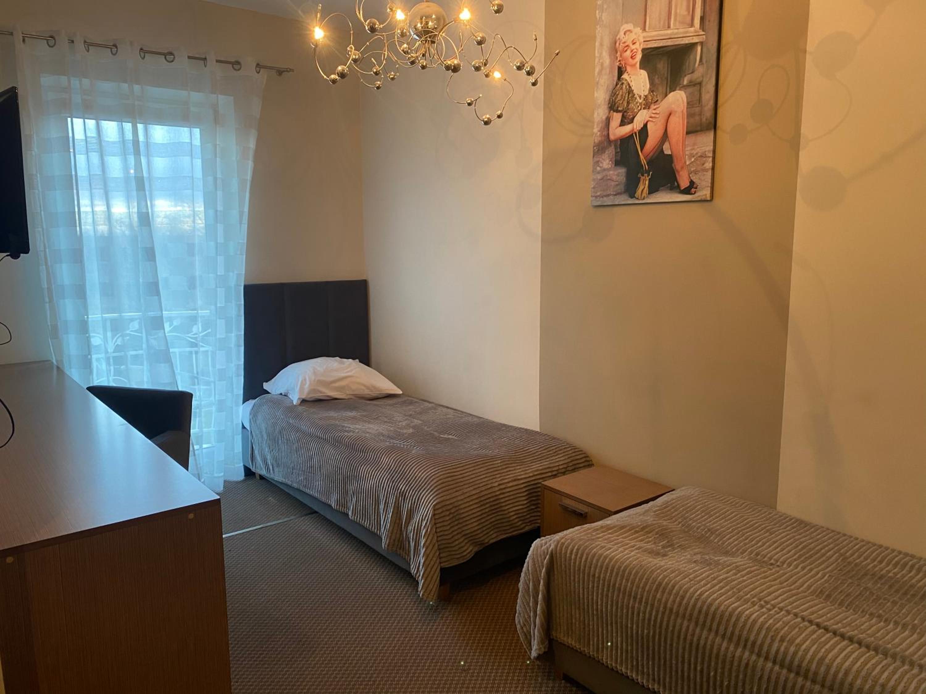Large Twin Room - Photo 10