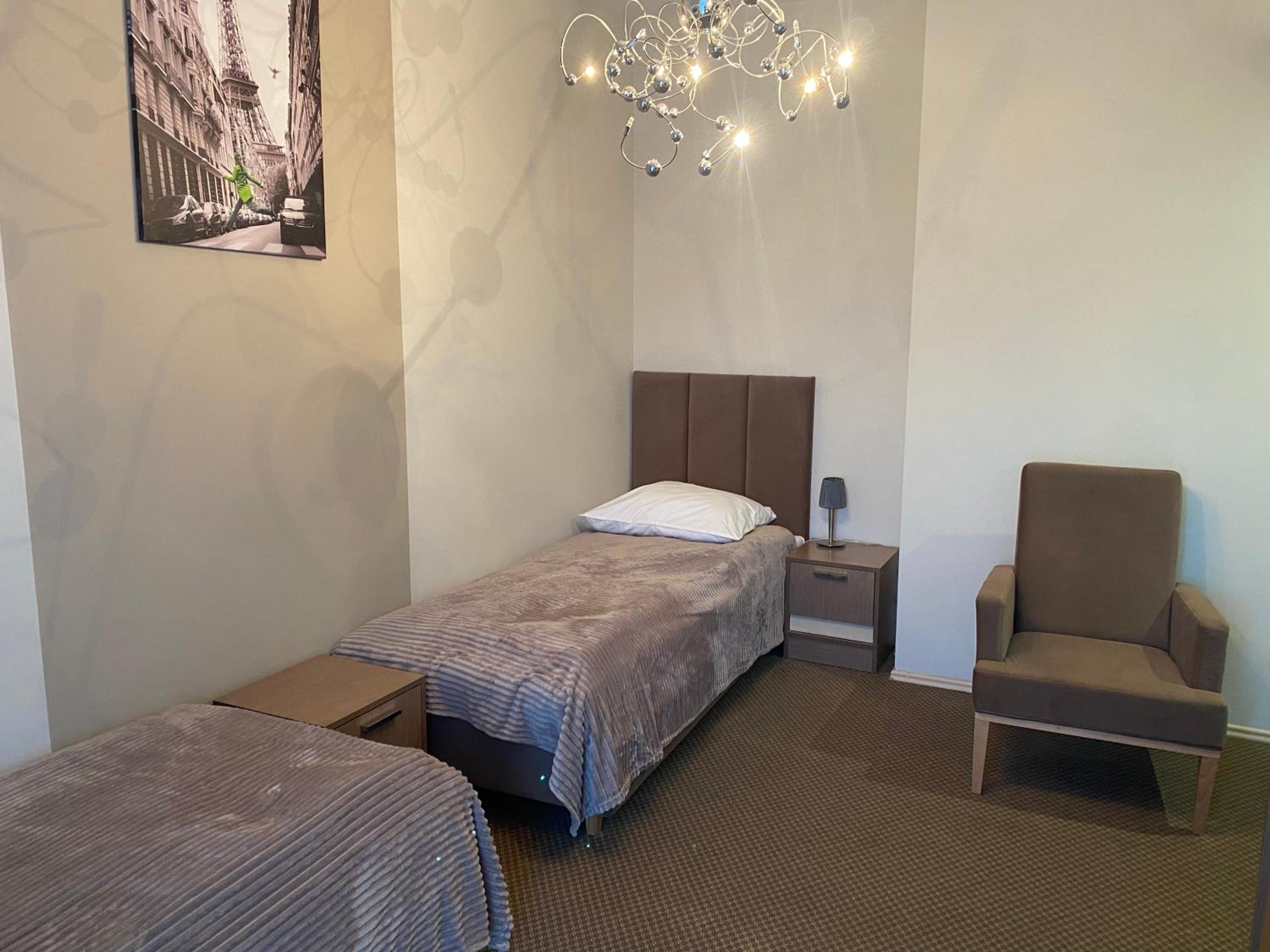 Large Twin Room - Photo 7