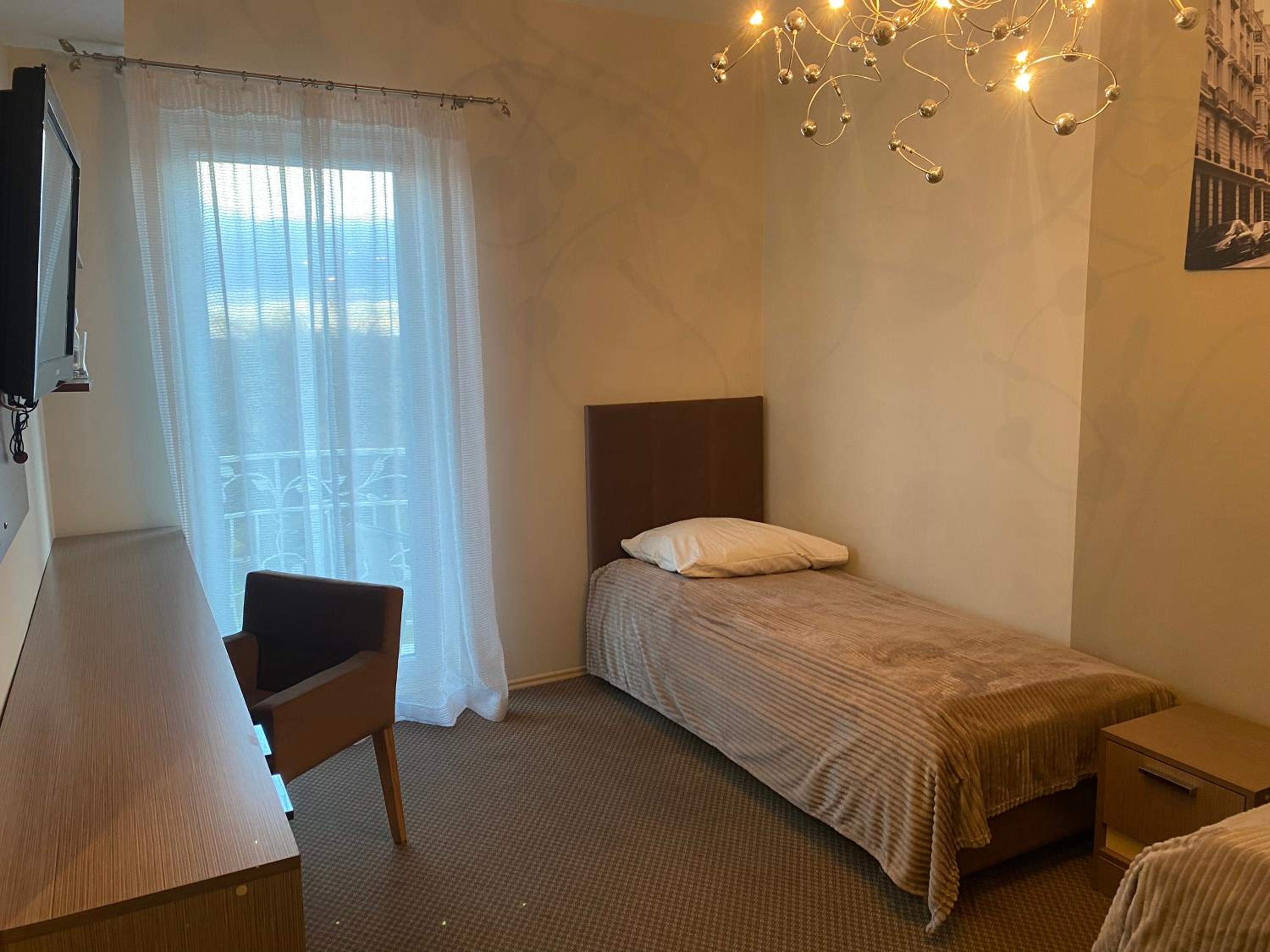 Large Twin Room - Photo 11
