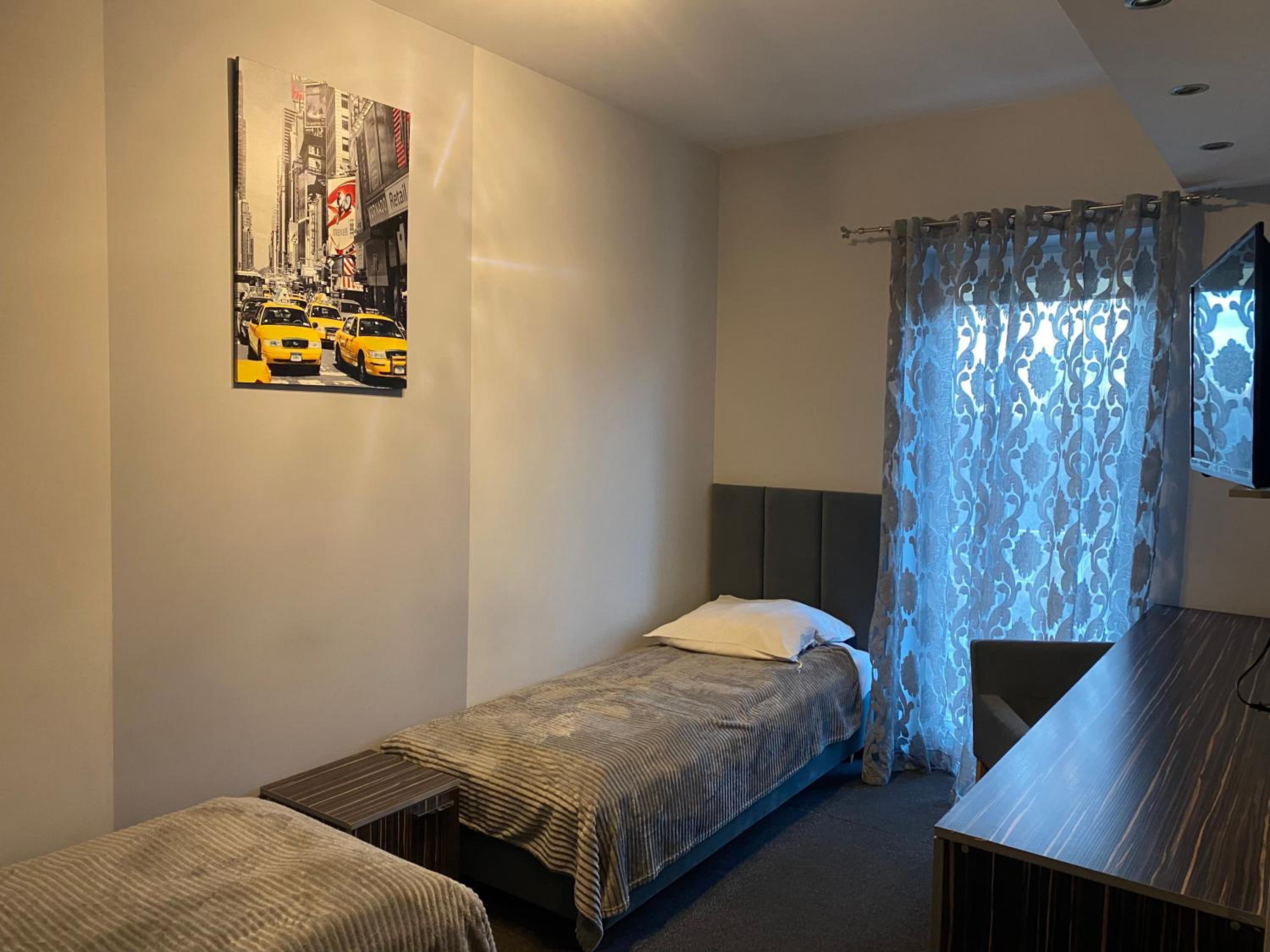 Large Twin Room - Photo 3