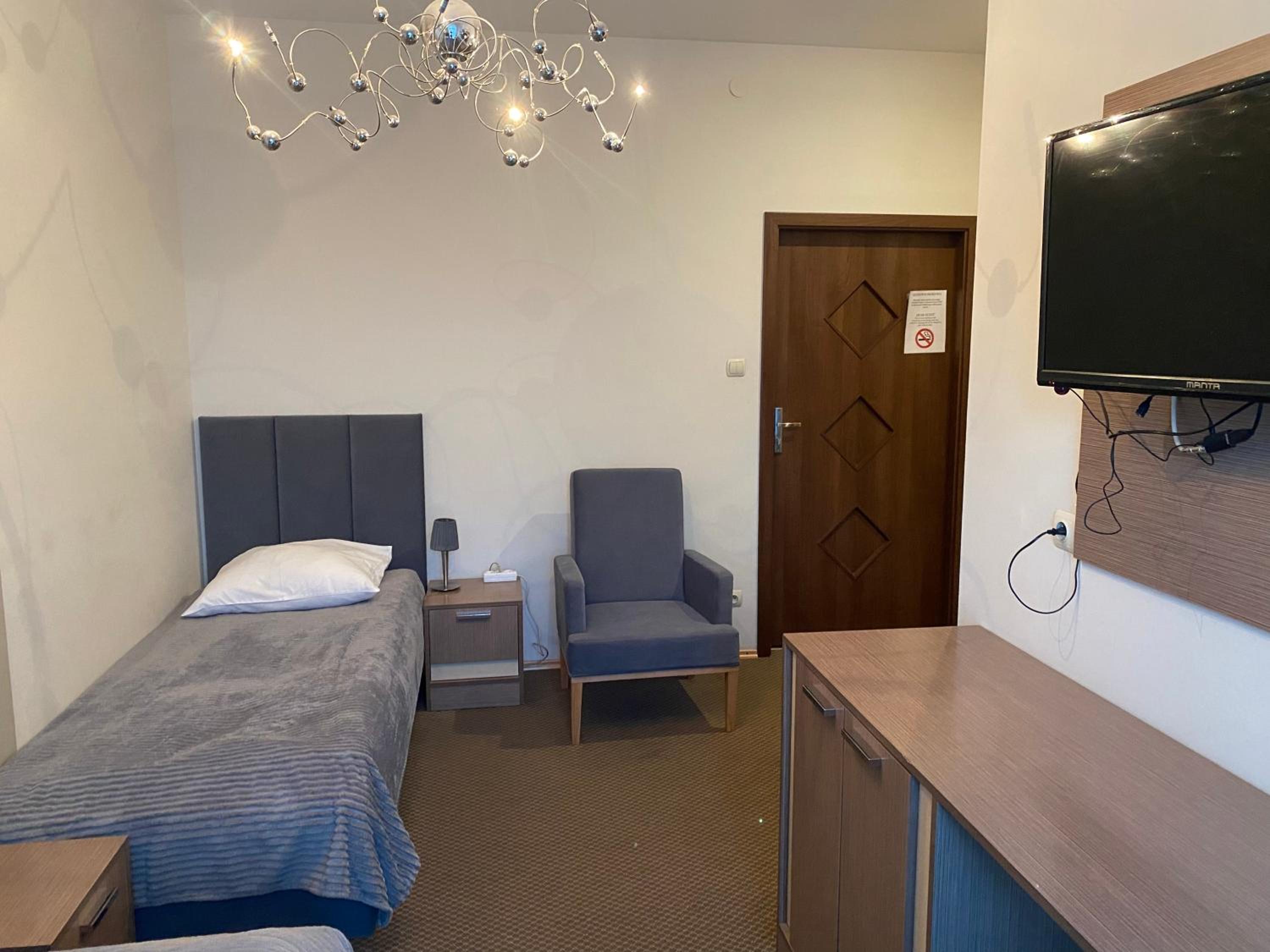 Large Twin Room - Photo 4