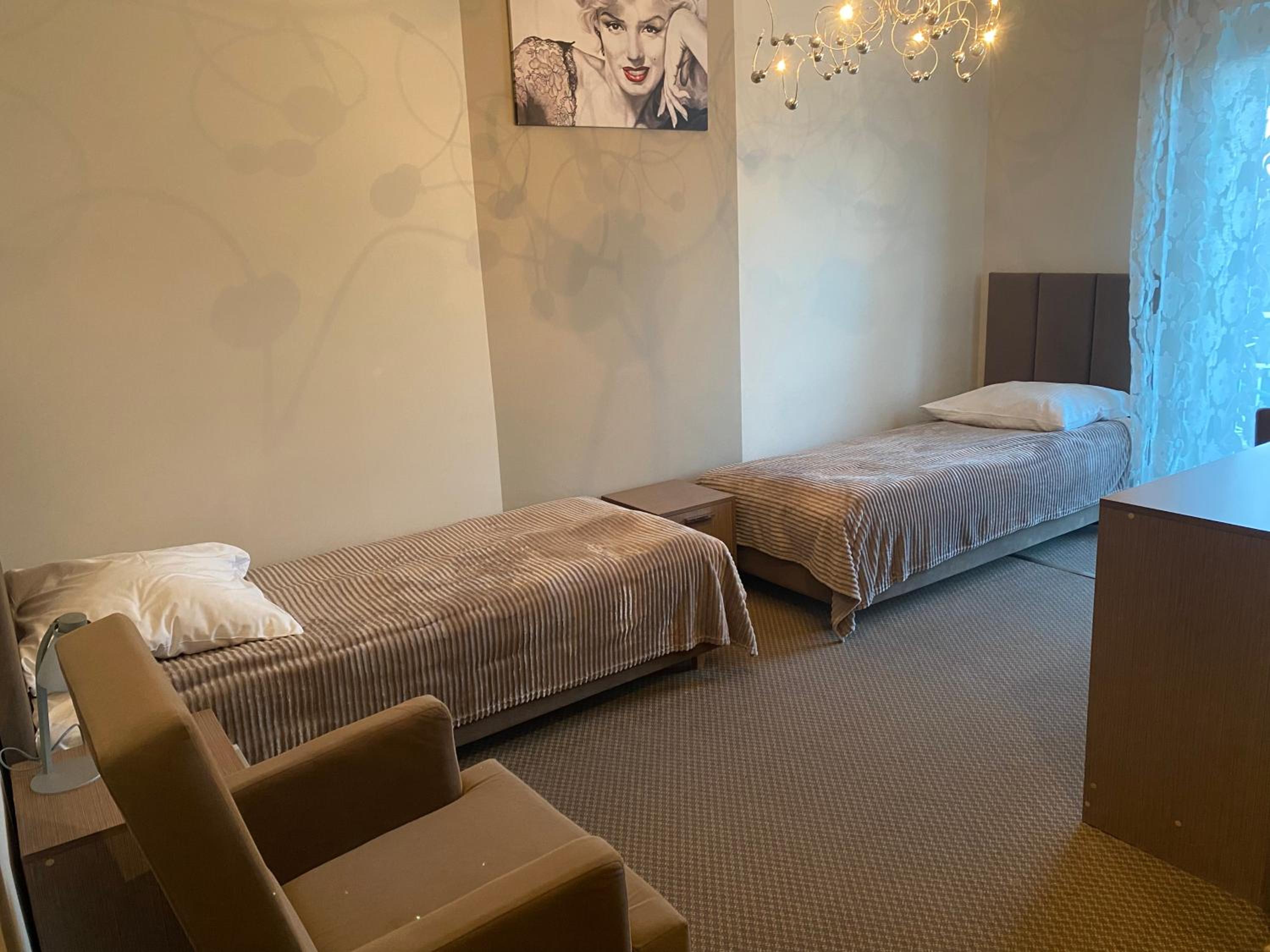 Large Twin Room - Photo 12
