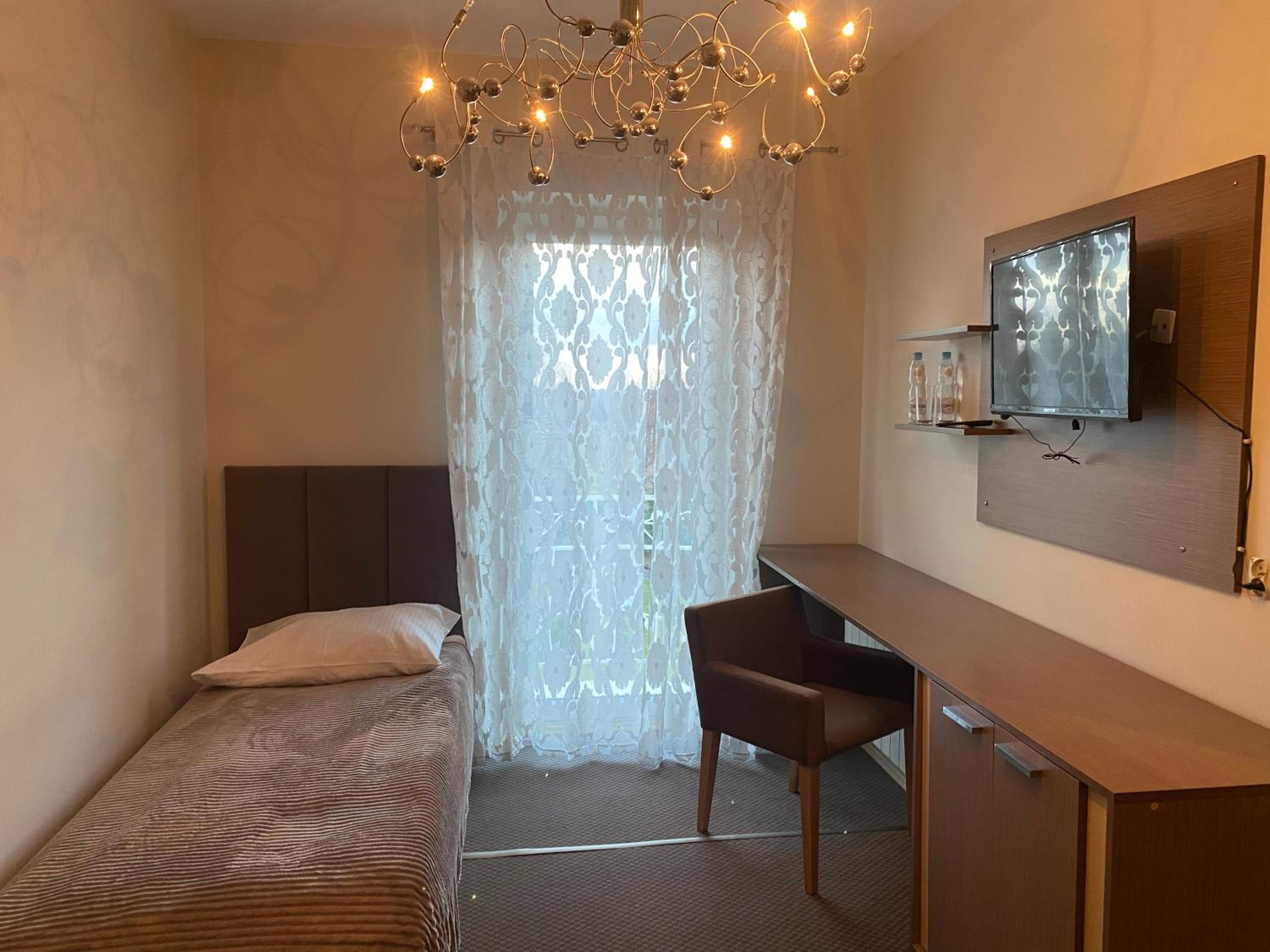 Large Twin Room - Photo 8
