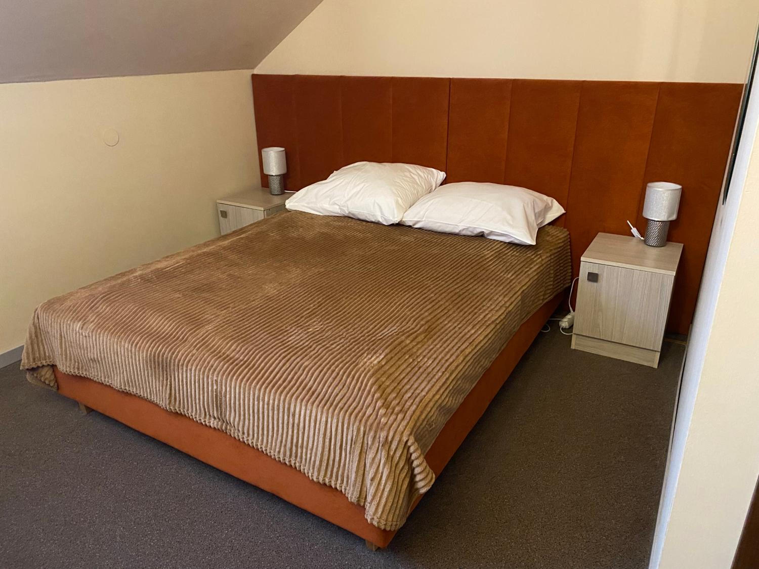 Large Twin Room - Photo 1