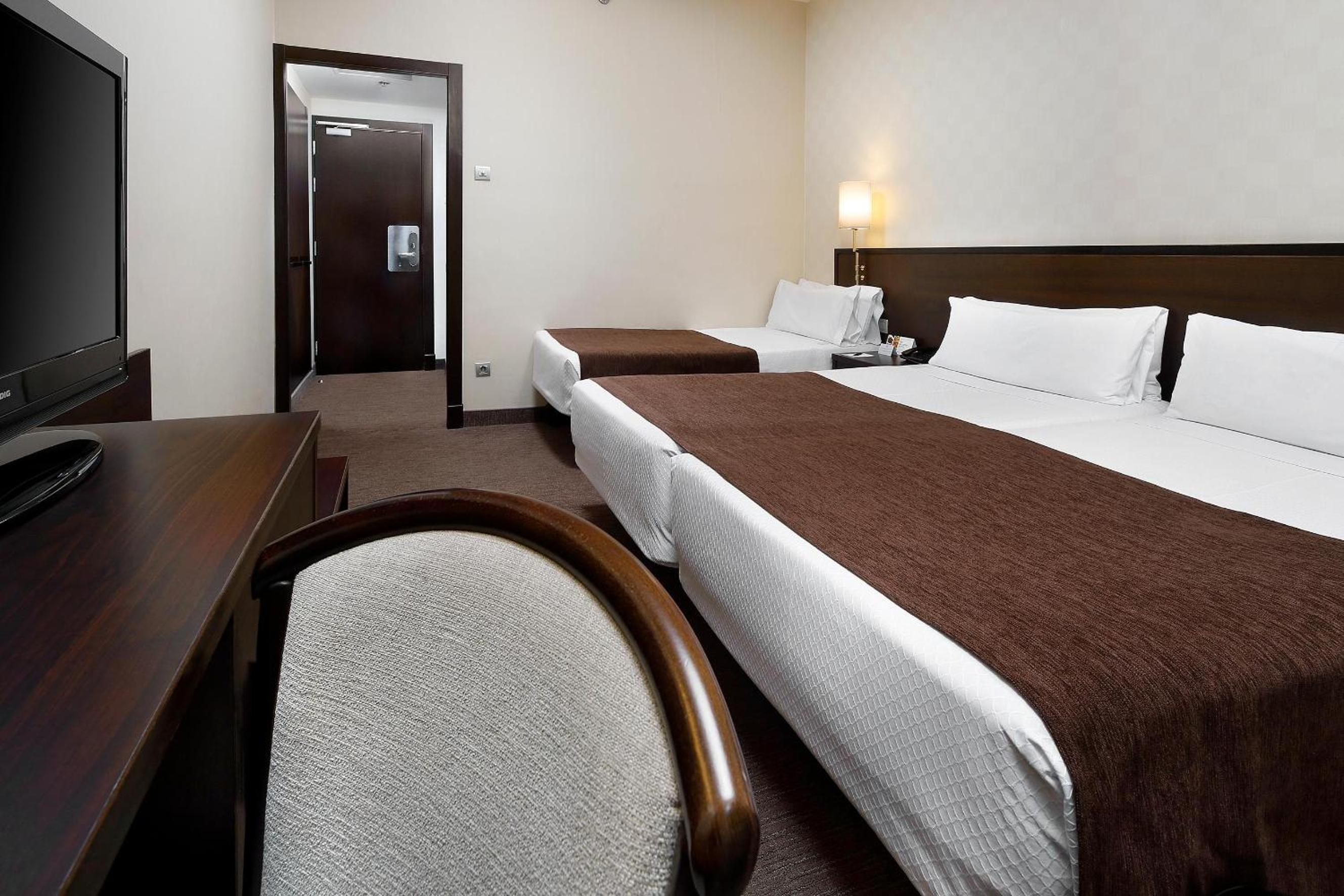 Twin Room with Extra Bed (3 Adults) photo 2