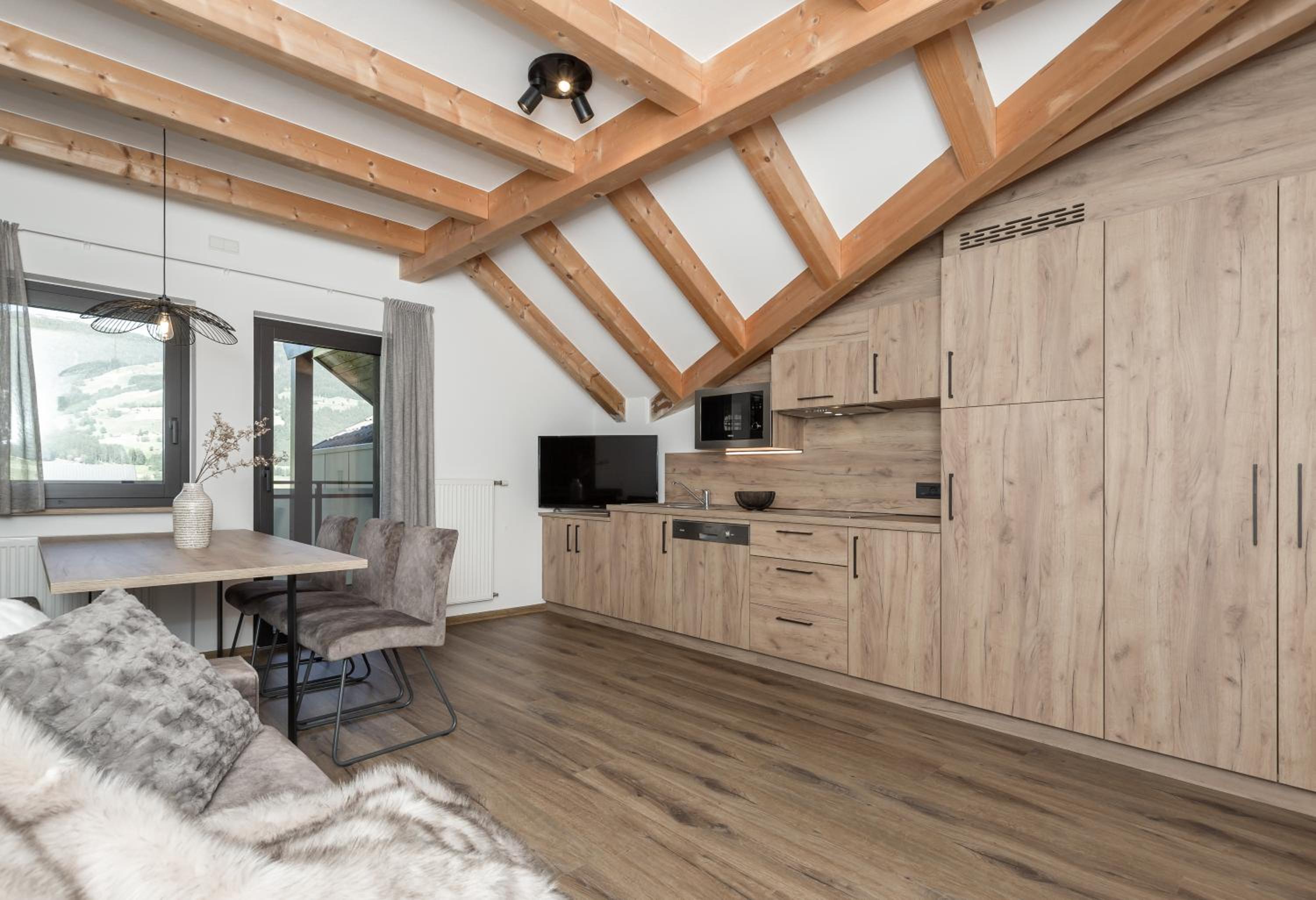 Apartment with Mountain View - Photo 1